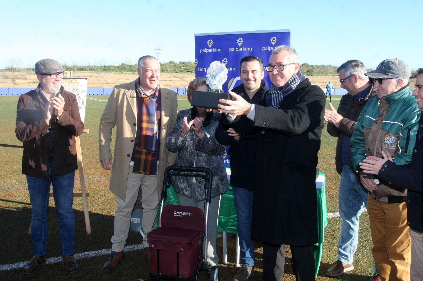 Imágenes del partido homenaje a los árbitros históricos de fútbol de Huelva
