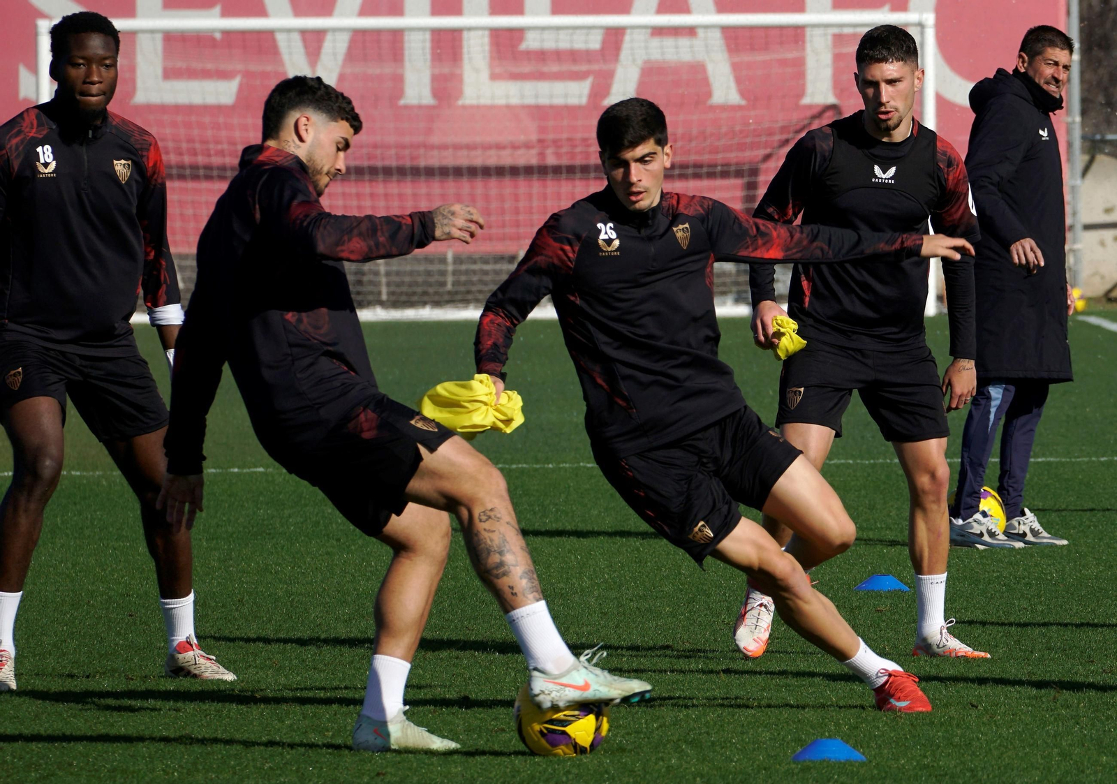 Isaac, Juanlu, Agoumé y Carmona, en un rondo de entrenamiento.