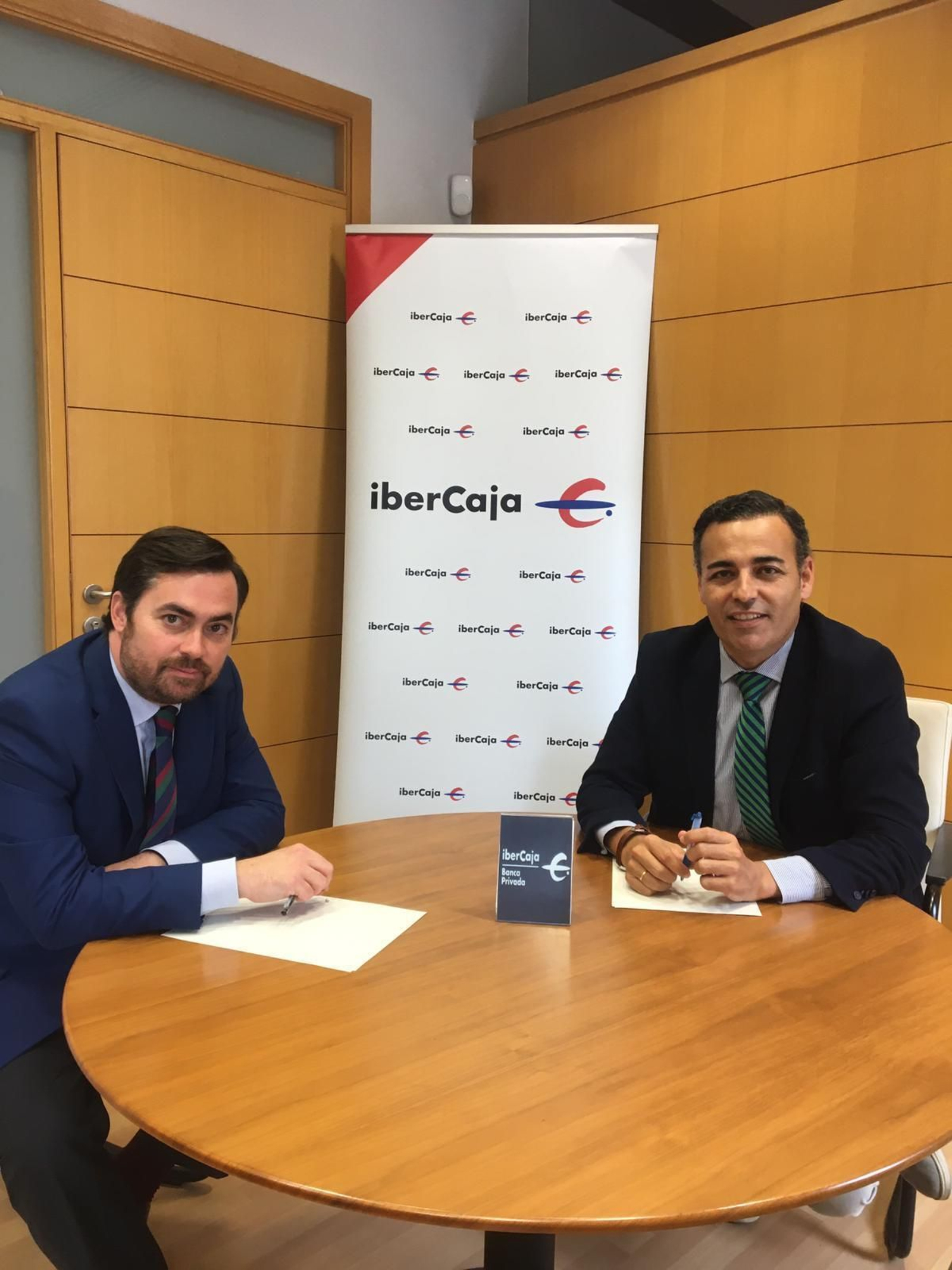 Guillermo García Morillo, (responsable Banca Privada Territorial Sur ( Extremadura, Andalucía y Canarias) y Cristóbal Ramírez Portillo (director de Zona de Sevilla).