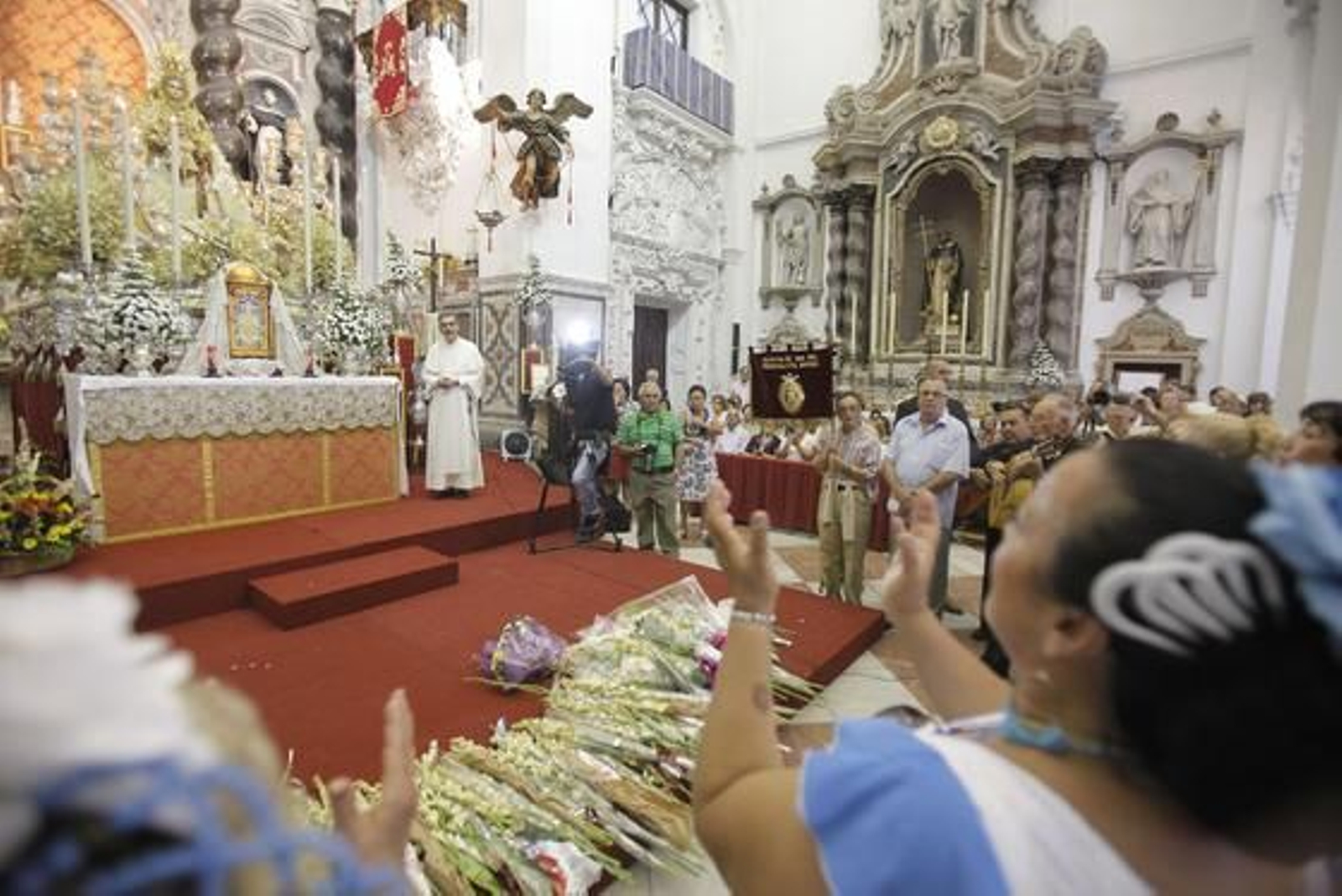 La iglesia de Santo Domingo acoge la tradicional ofrenda floral a la Virgen del Rosario con motivo del Día de la Patrona de Cádiz. 

Foto: Jesus Marin