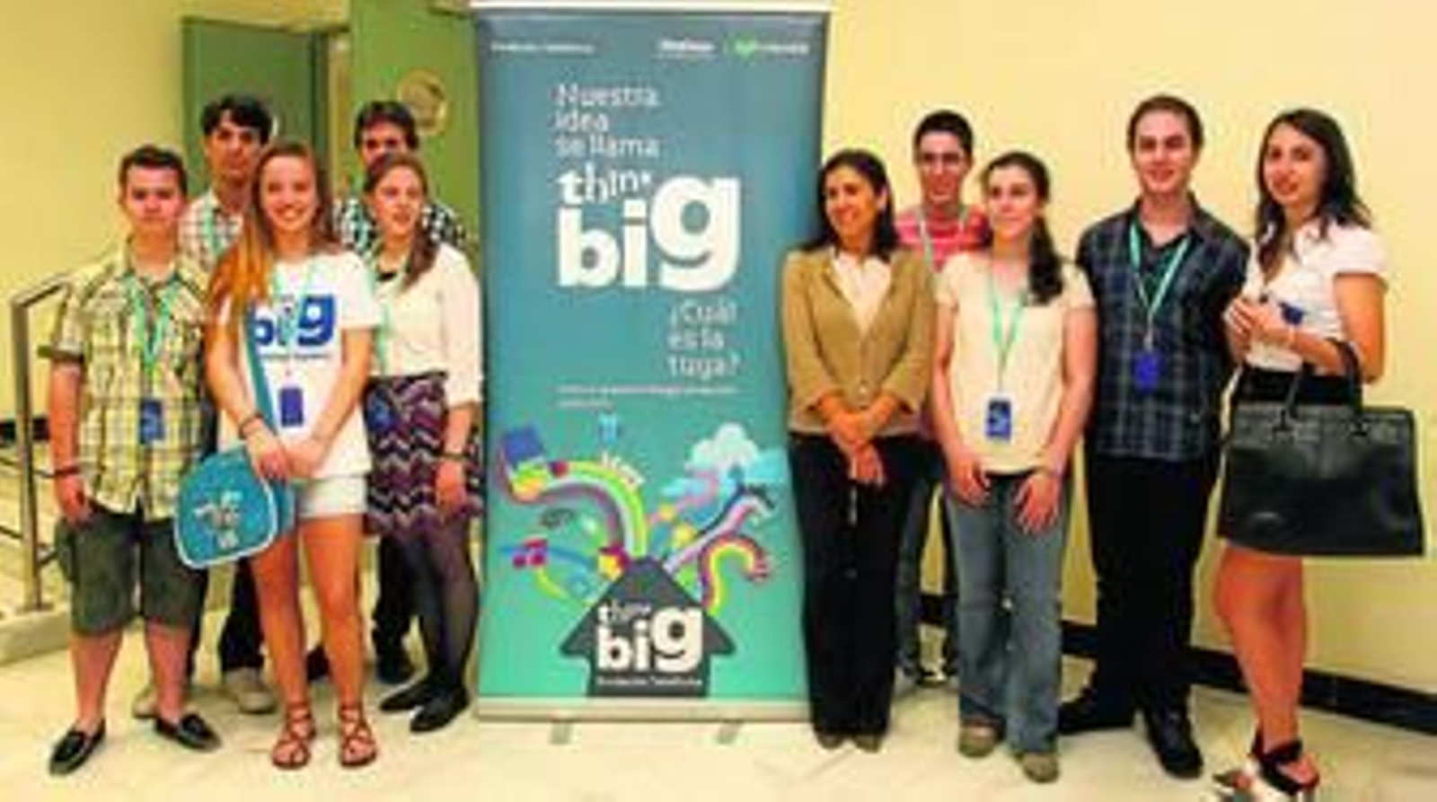 Algunos de los jóvenes seleccionados posan con María Jesús Almazor, directora del Territorio Sur de Telefónica España.