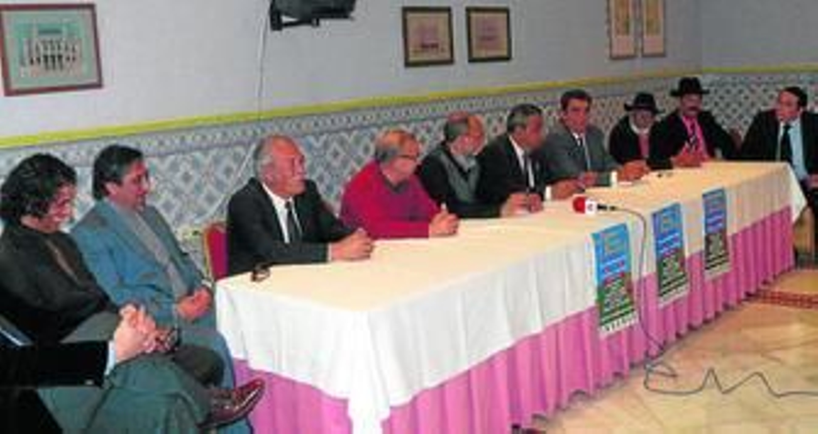 Mesa de presentación del encuentro romaní.