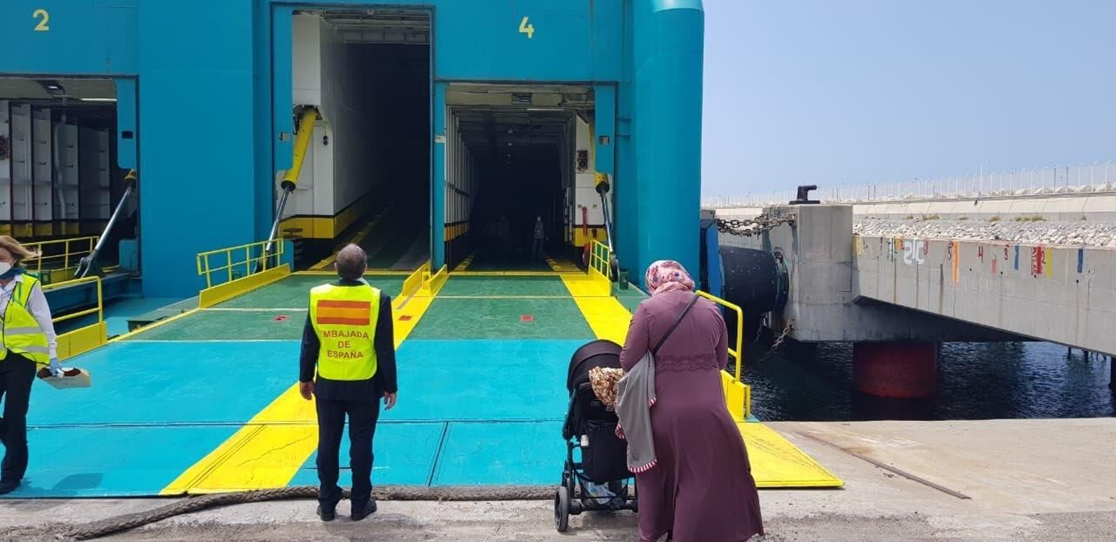 Una mujer con un carrito de bebé embarca en el ferry en Tánger-Med.