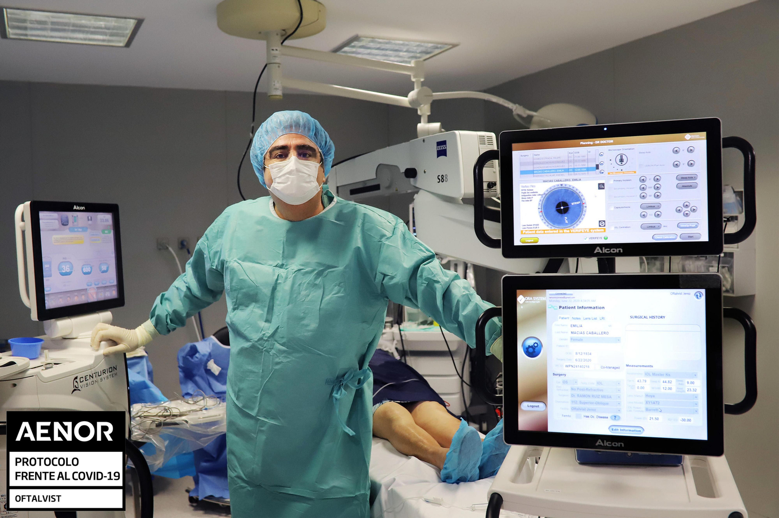 El doctor Ramón Ruiz Mesa en el quirófano del hospital HLA Puerta del Sur en donde Oftalvist es responsable del servicio oftalmológico.