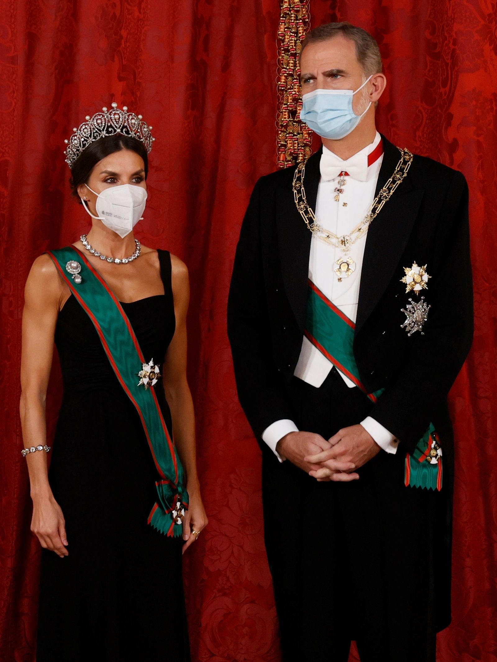 Los Reyes en la recepción de la cena. La Reina vestía un modelo de noche de  la firma Giorgio Armani. El Rey lucía el toisón, máxima distinción española