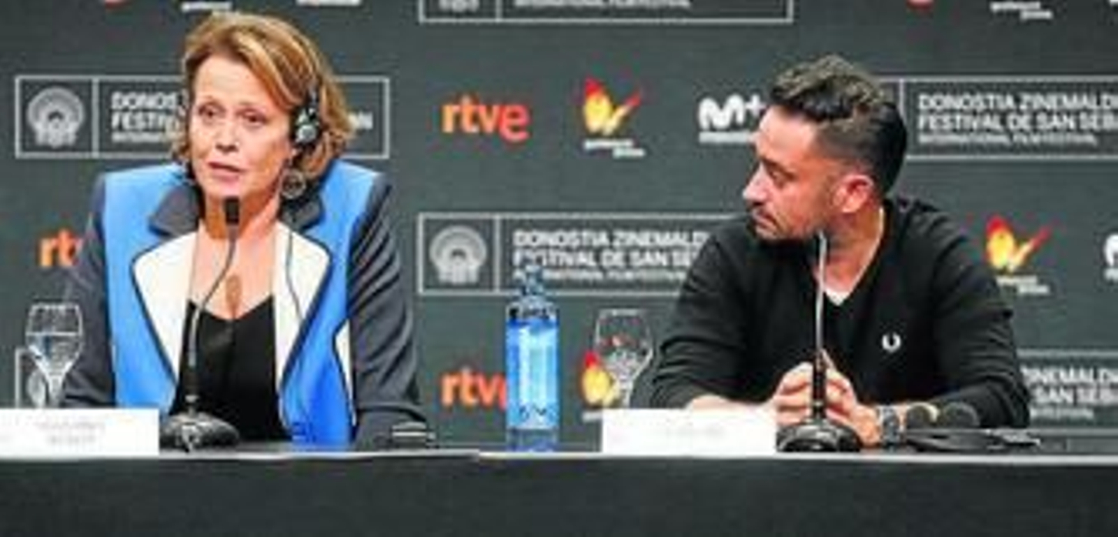 Sigourney Weaver y Juan Antonio Bayona, ayer, en San Sebastián.