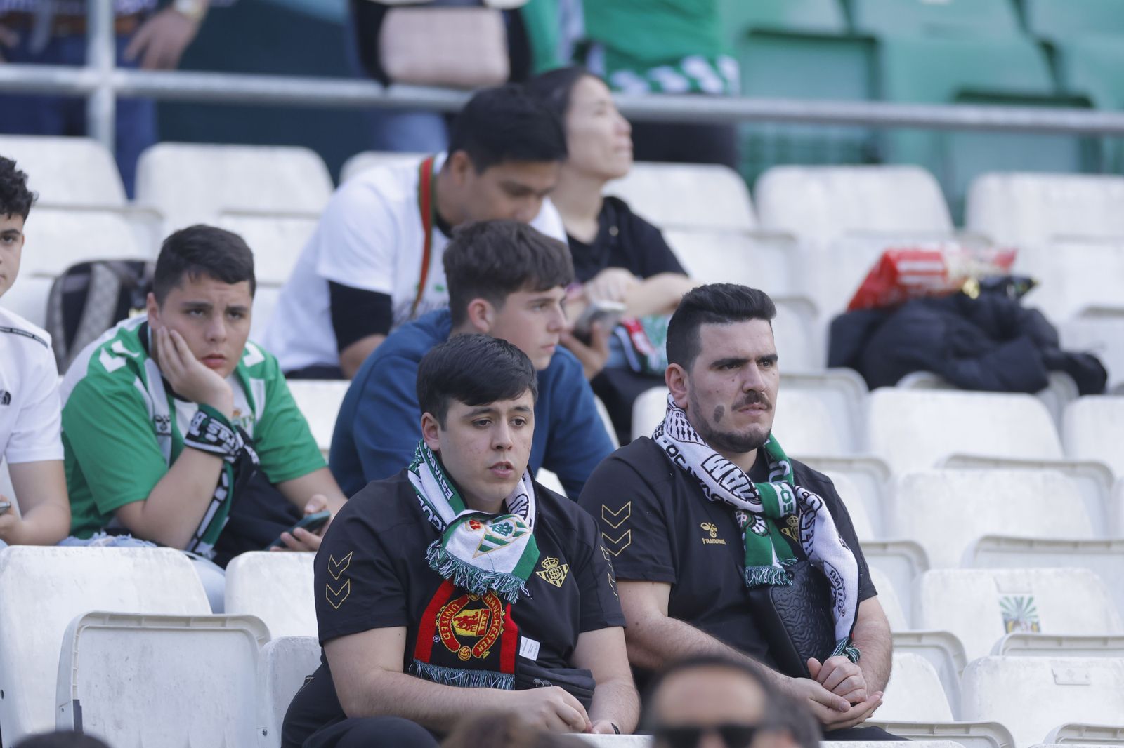 Búscate en las fotos del Betis-Manchester