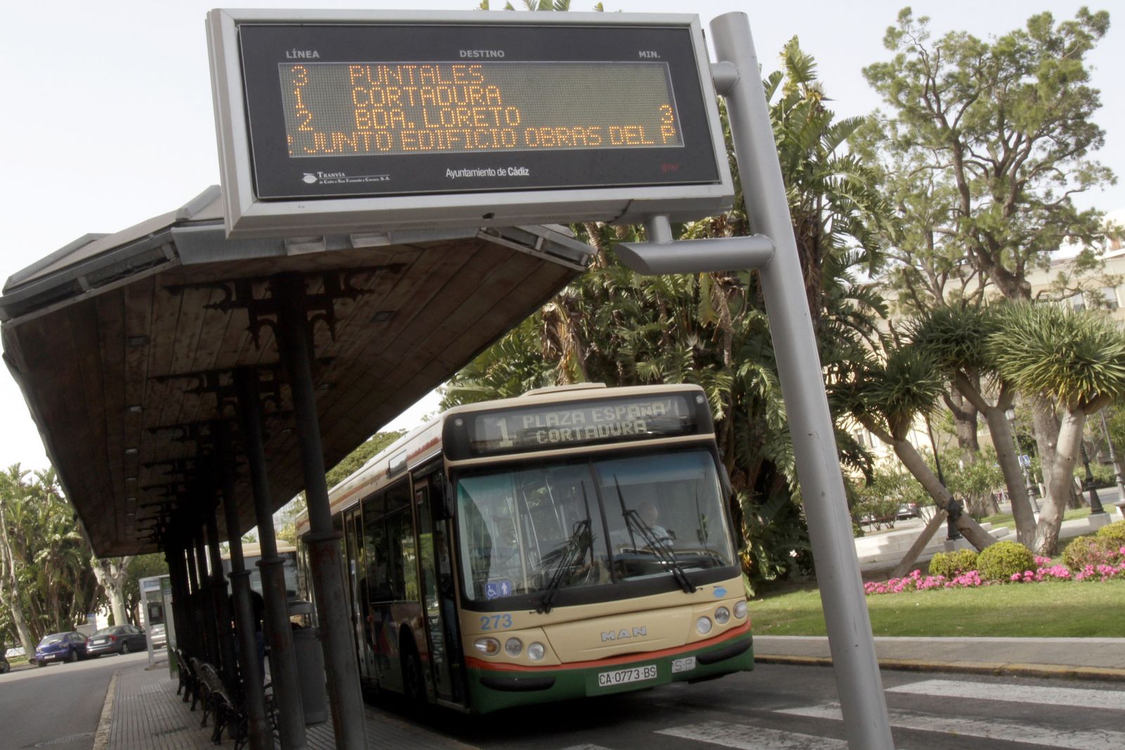 Un autobús de la línea uno en su actual parada final de la plaza de España.
