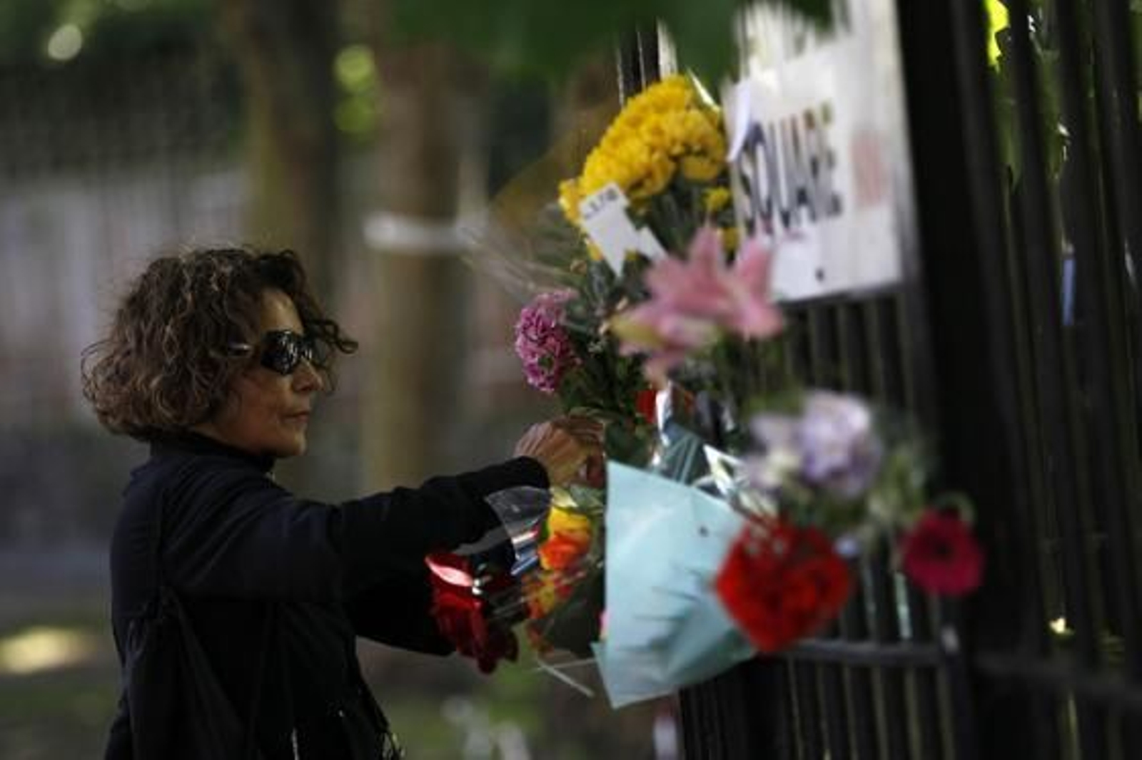 Numerosos fans y conocidos de la artistas, se han desplazado hasta su domicilio para mostrar su dolor. 

Foto: EFE