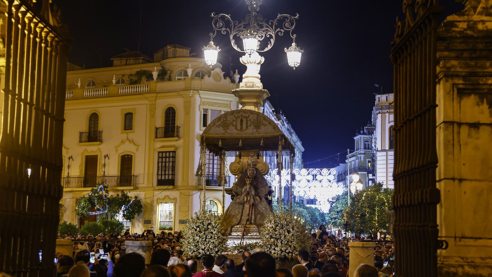 La Virgen de los Reyes a punto de traspasar el cancel de la Puerta de los Palos.