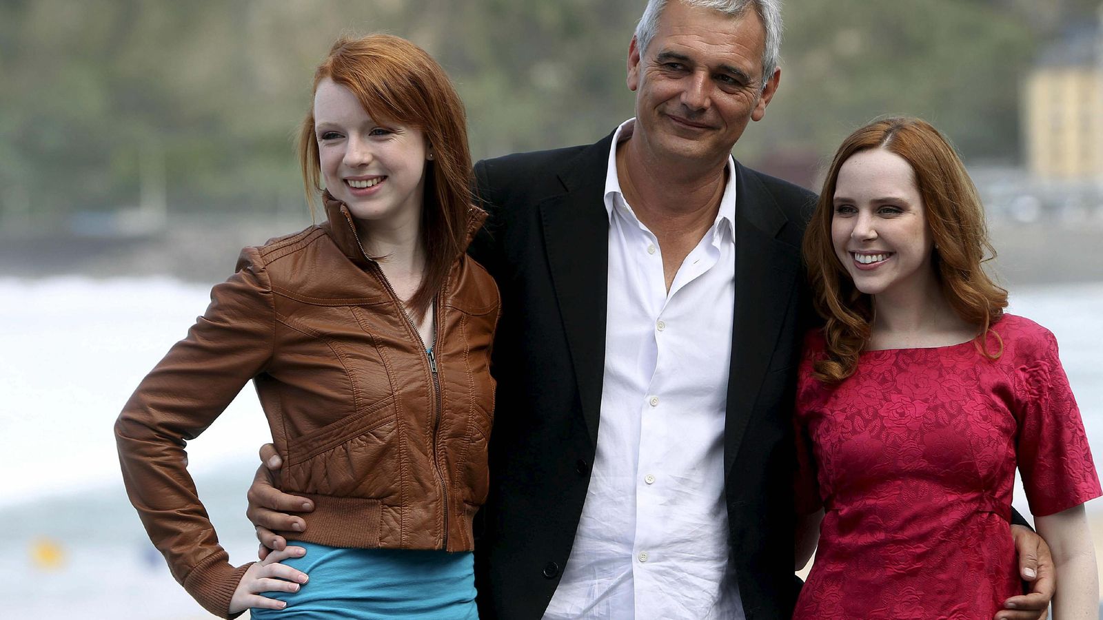 Laurent Cantet  y las actrices Madeleine Bisson y Katie Coseni, protagonistas de 'Foxfire'.