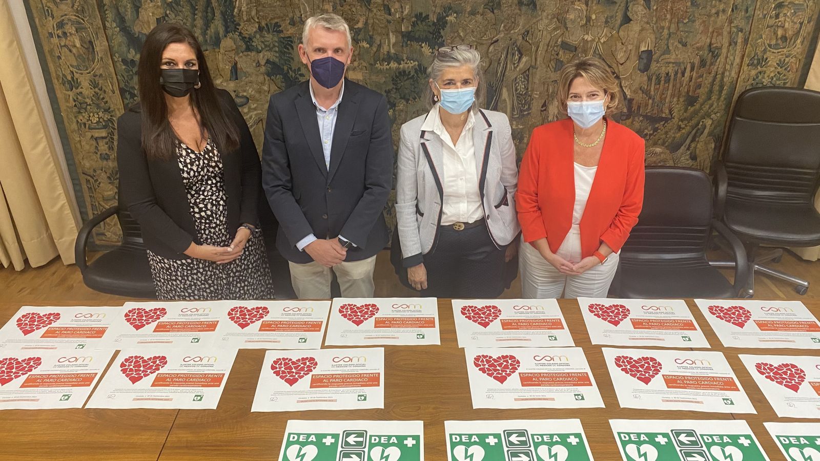 Representantes del Colegio de Médicos de Córdoba y la Fundación Diocesana en la entrega del reconocimiento.