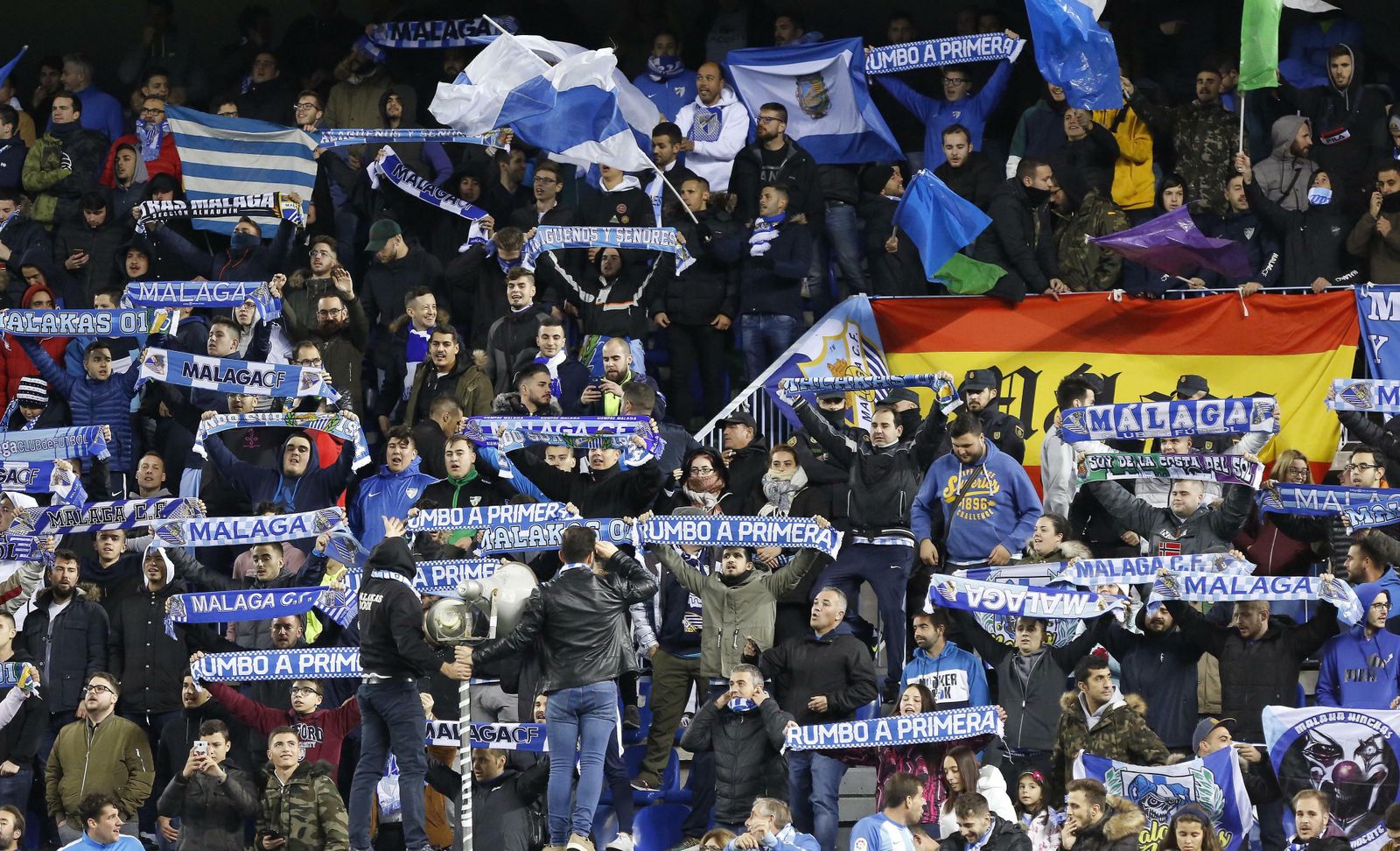 Seguidores malaguistas muestran su bufanda durante un partido de Liga.