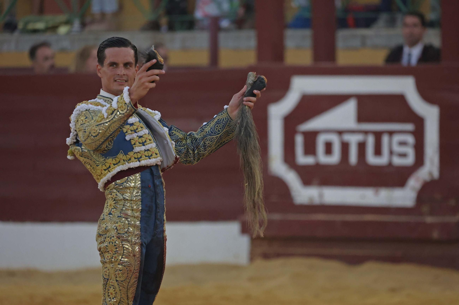 Fotos de la corrida del domingo de la Feria de La Línea: Emilio de Justo y David Galván