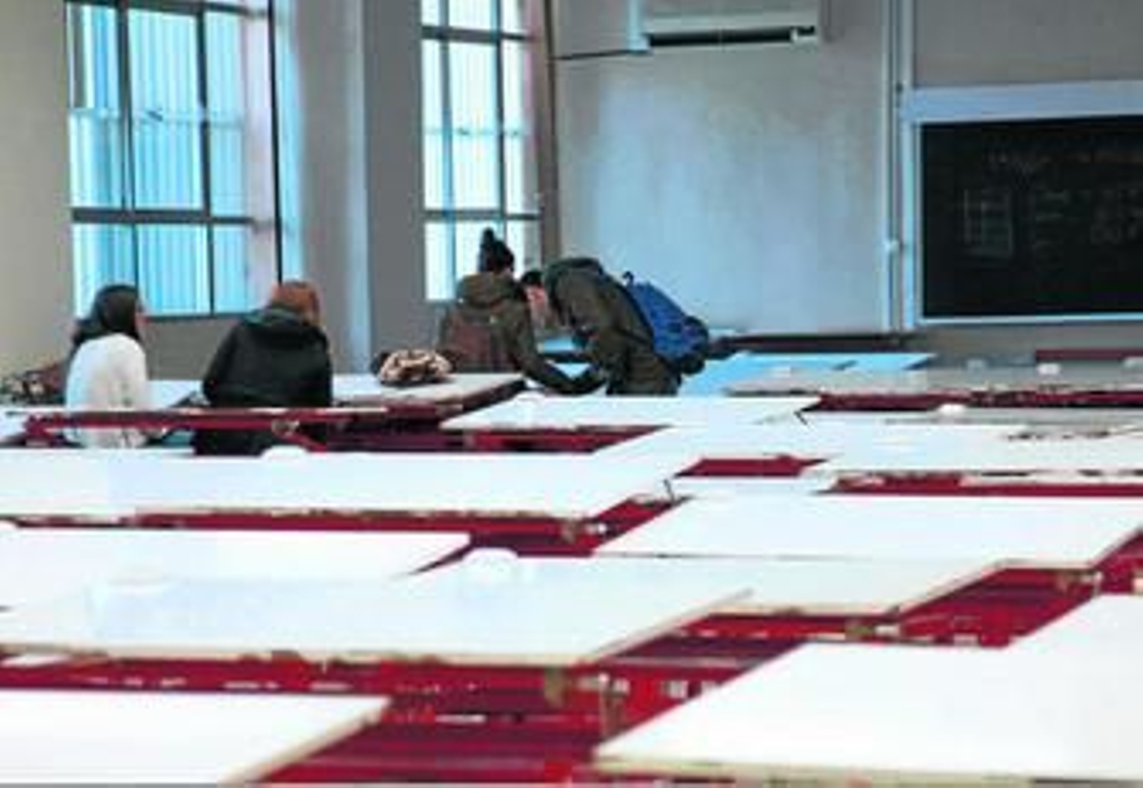 La UGR asume que perderá 205 docentes en los dos próximos cursos