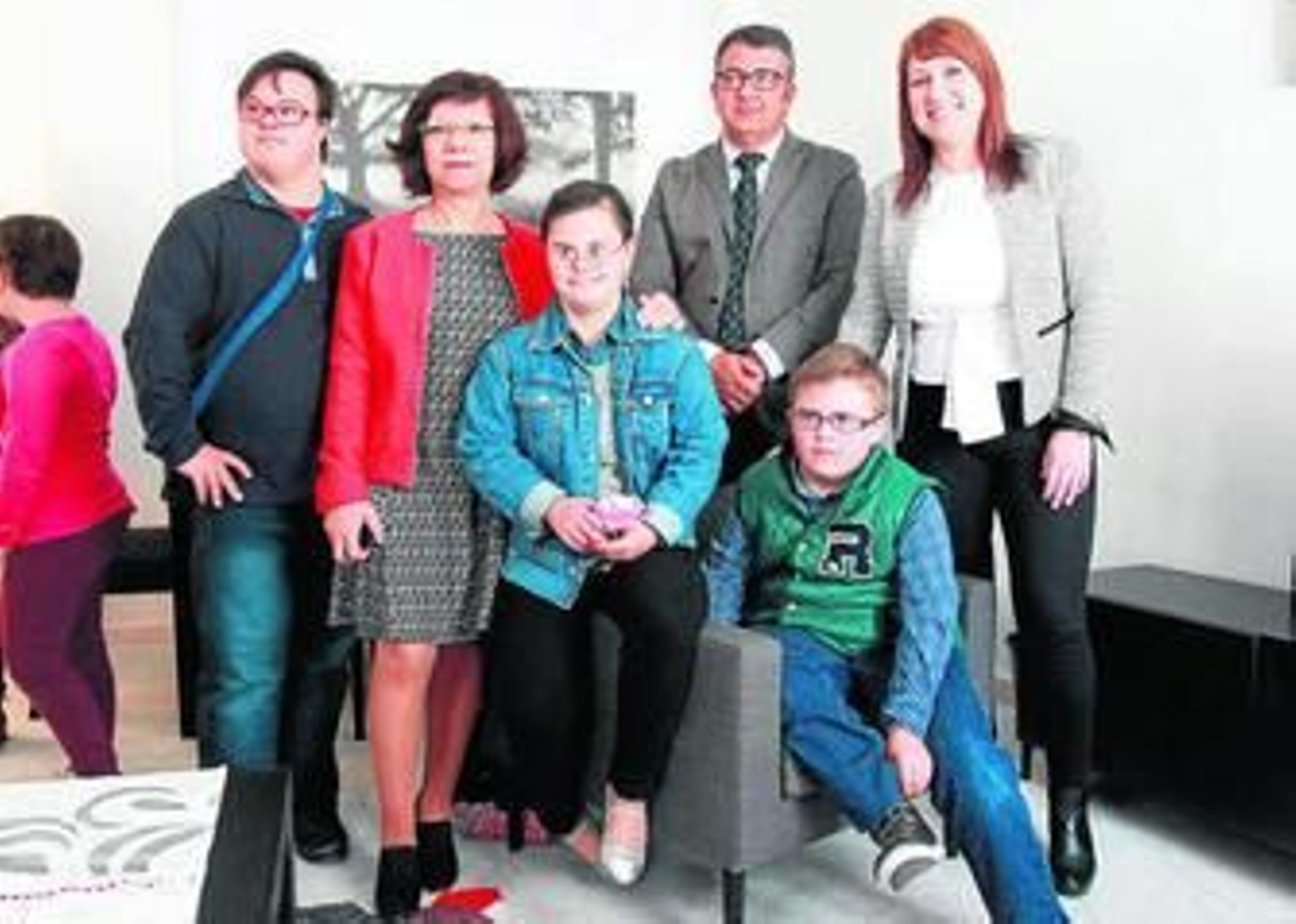 Carmen Collado e Isabel Armario junto a algunos miembros y el presidente de Cedown durante la inauguración del piso.