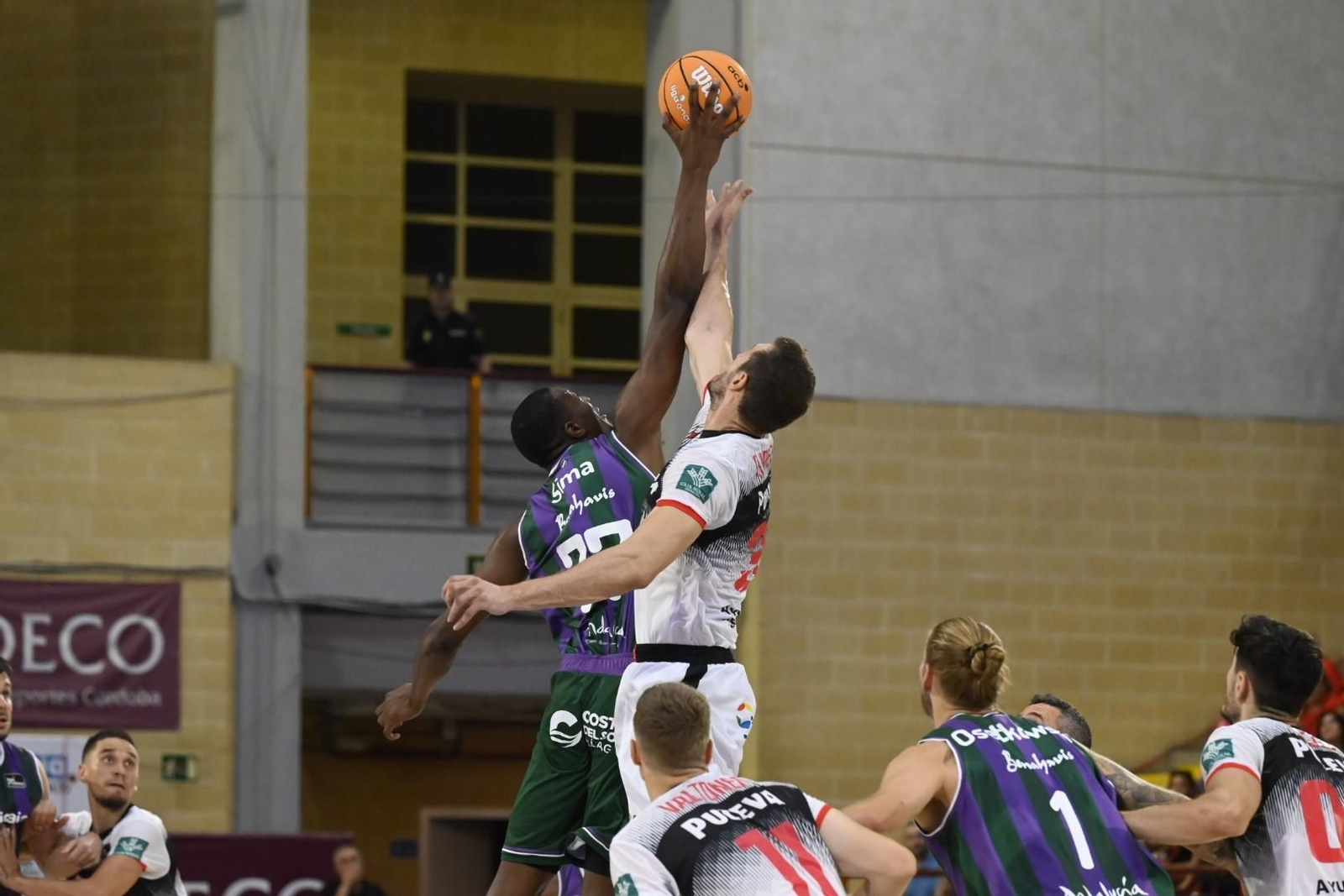 Las mejores fotos del ambiente en Vista Alegre para el Covirán Granada - Unicaja Málaga