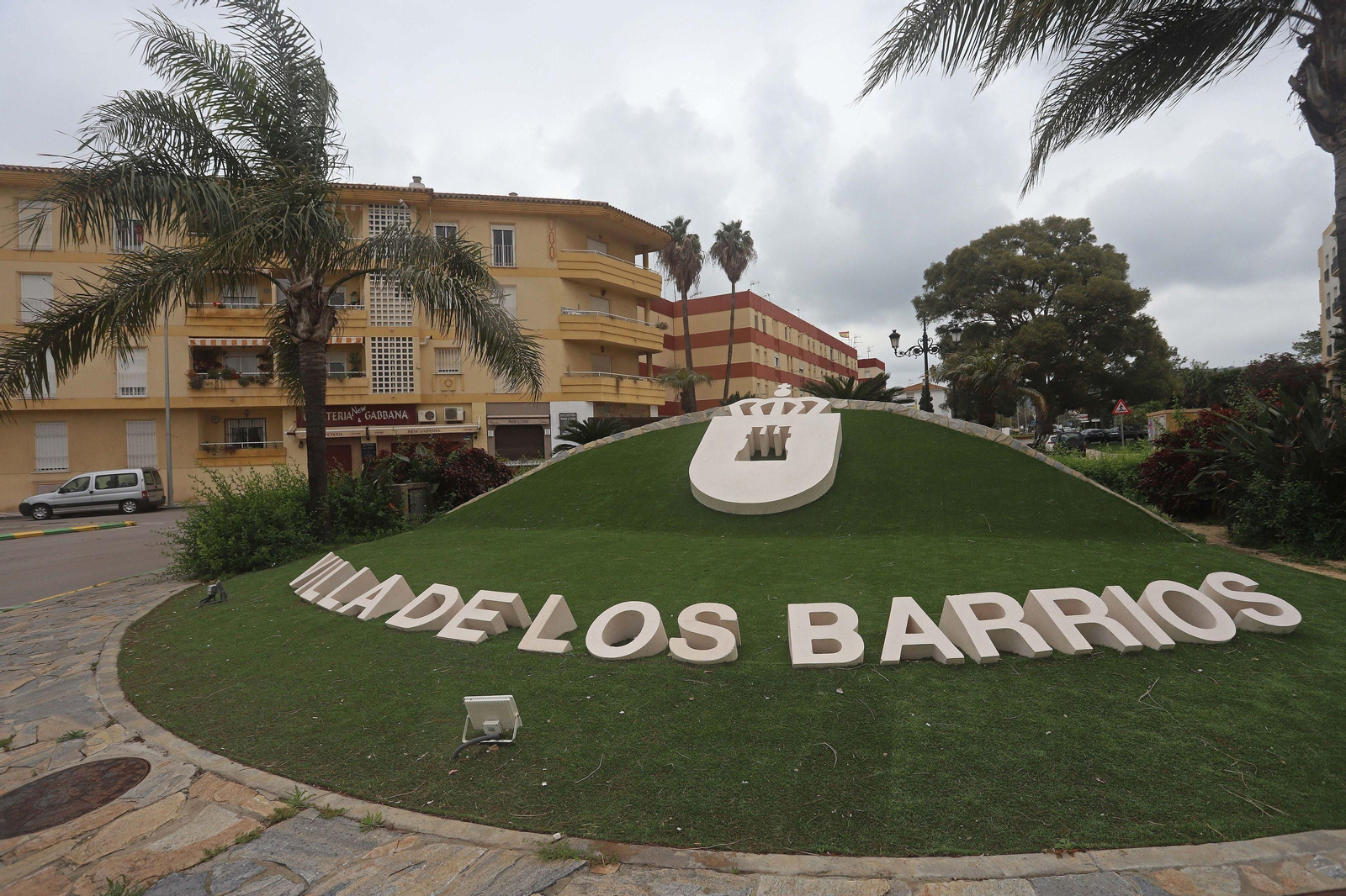 El escudo de Los Barrios sobre una rotonda en el casco urbano.