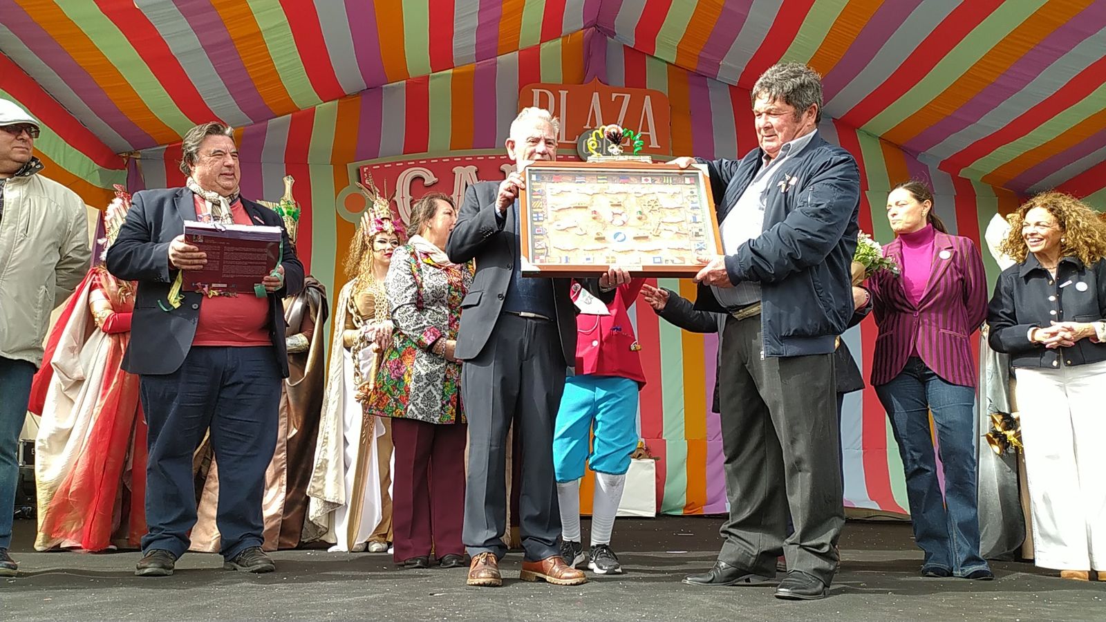 Las imágenes de la entrega del premio Pepe Requeté del Carnaval de San Fernando a Paco Lara