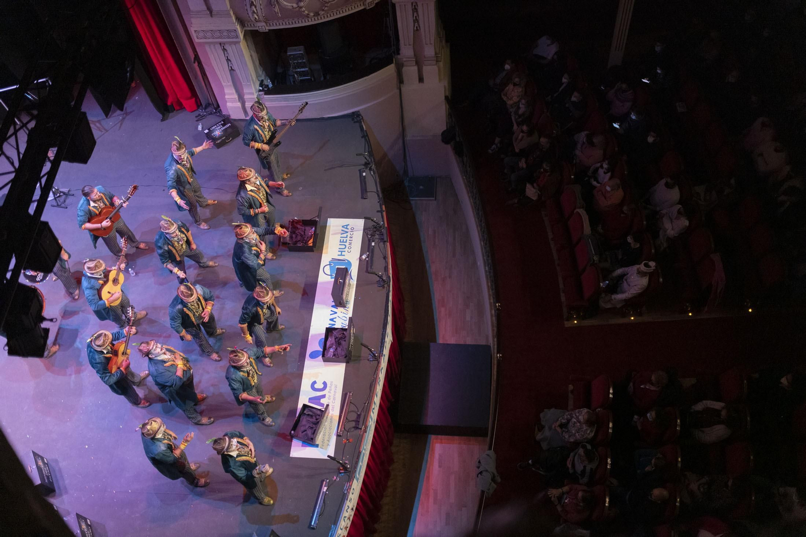 Imágenes de la actuación de la comparsa de Dos Hermanas ‘El teatro’ en el Carnaval Colombino