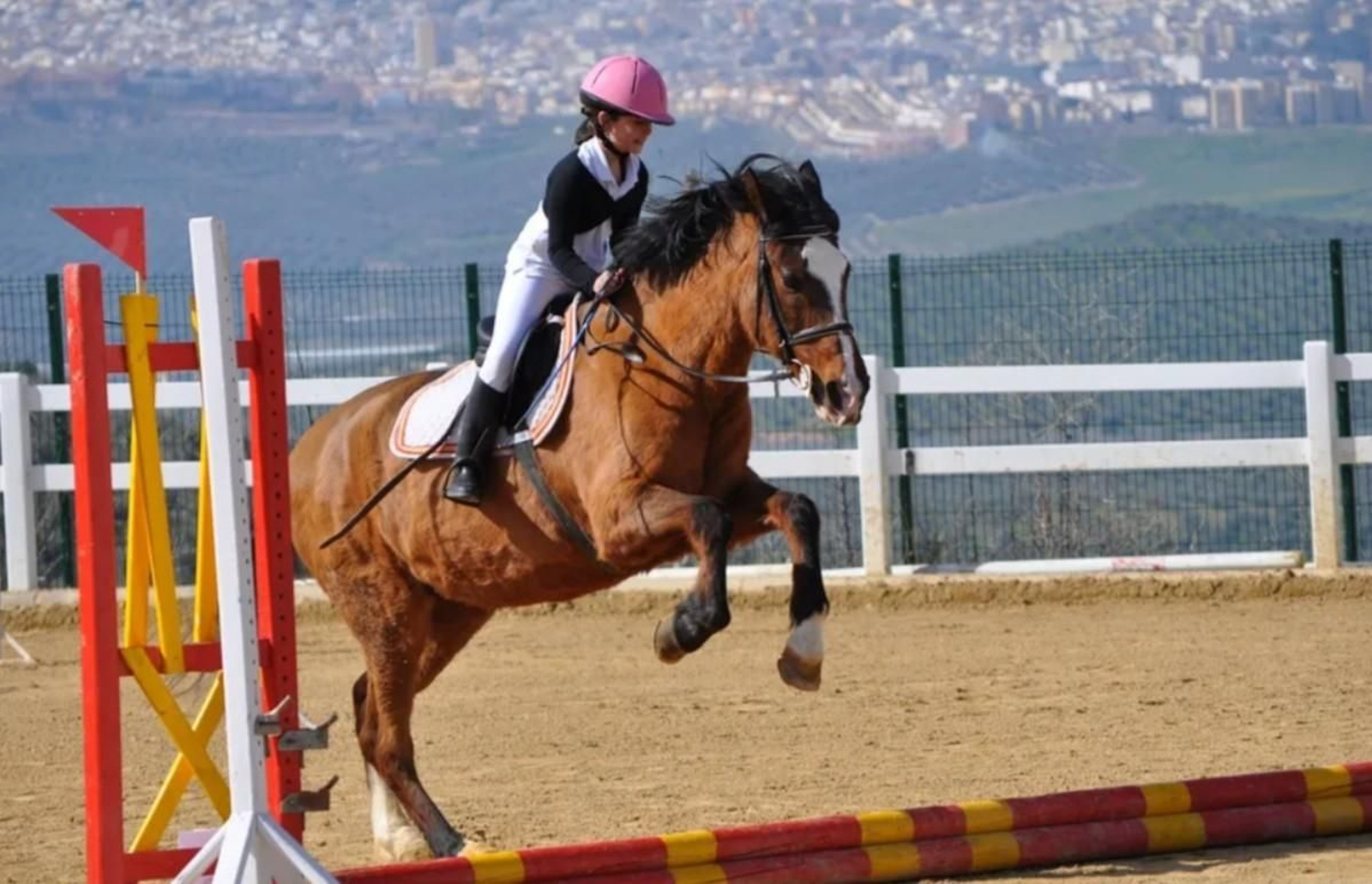 Niña practicando equitación en el Club Hípico.