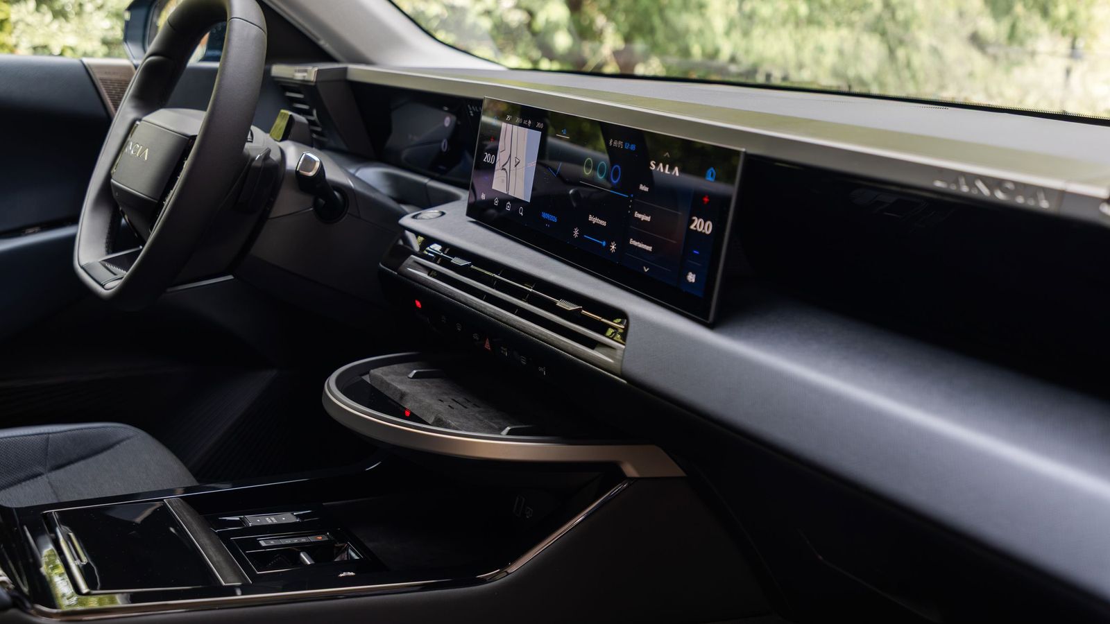 Dos pantallas, una de 10,25" para la instrumentación y otra de 16" para el sistema multimedia, en la que se integra el Sound Air Light Augmentation (SALA). No falta, como en el Ypsilon, esa pequeña mesa bajo la última, el tavolino,