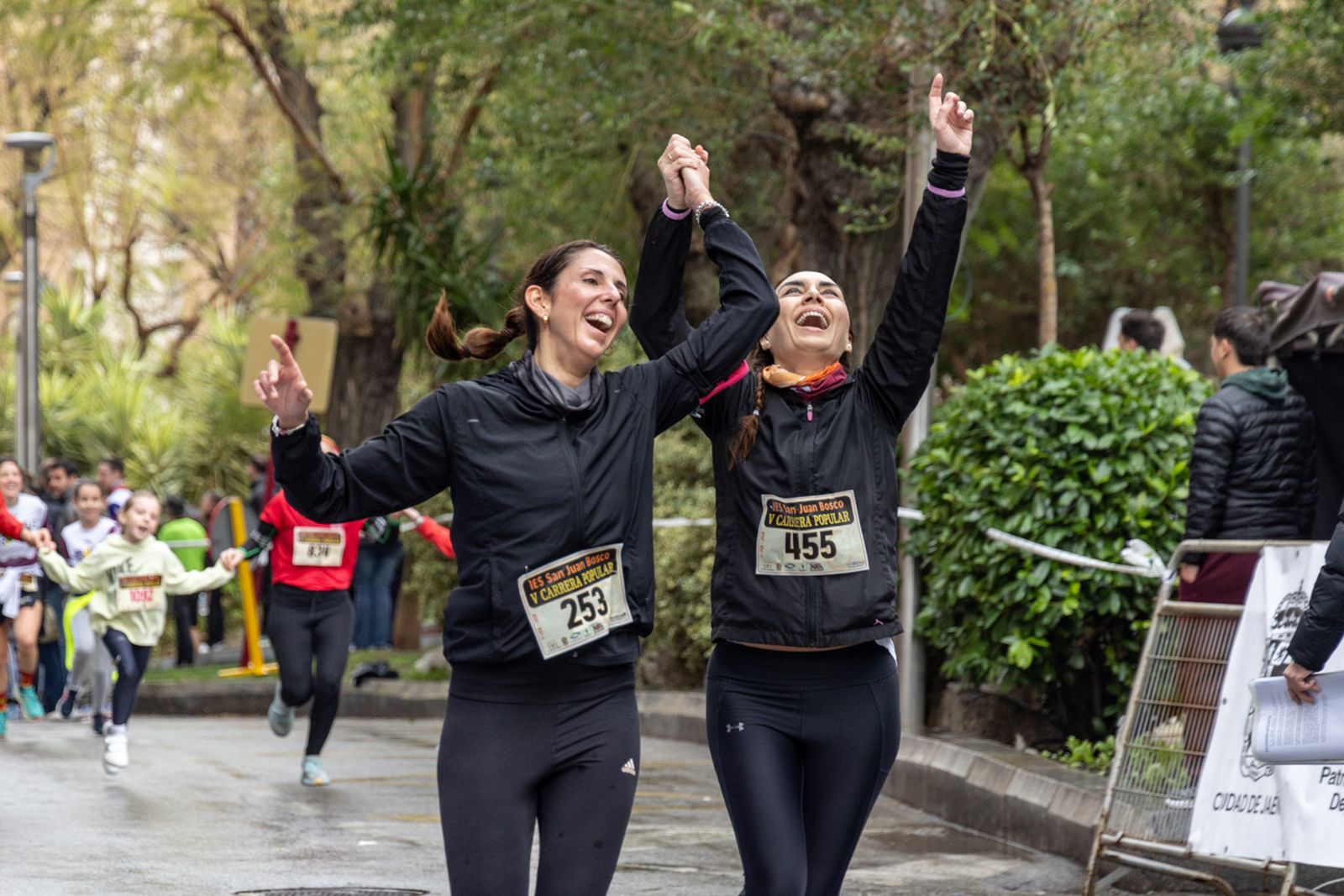 En imágenes: la lluvia no frena a más de un millar de corredores en la V Carrera Popular del IES San Juan Bosco (2)
