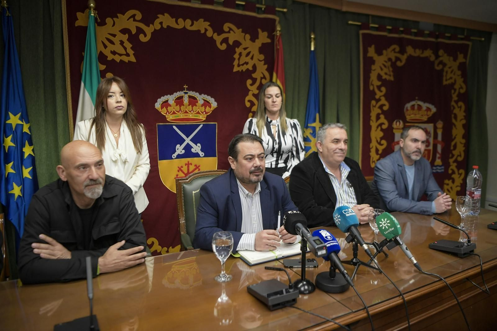 Julio Pérez, en el centro, acompañado por su equipo de Gobierno