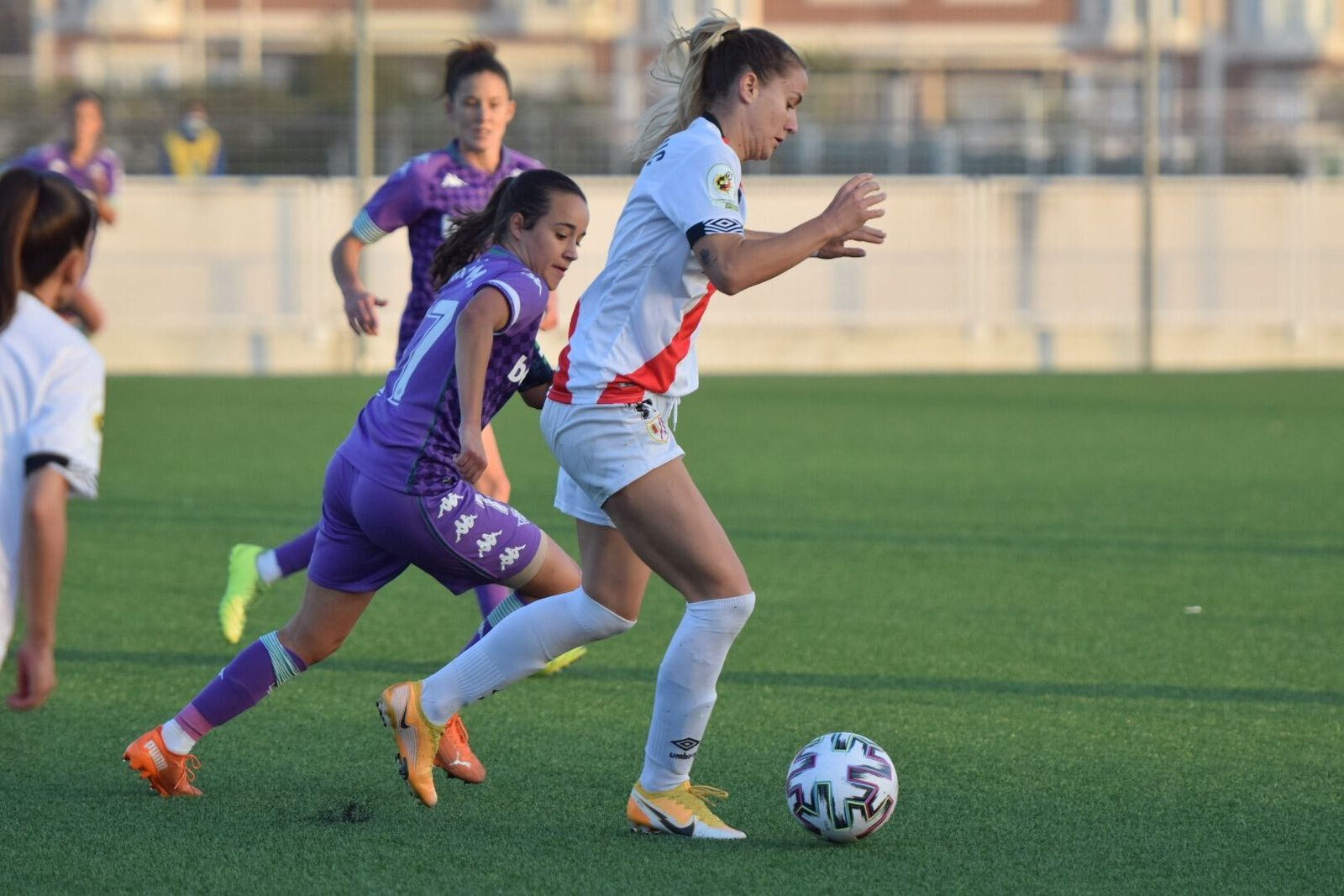 La bética Rosa Márquez pugna con la jugadora del Rayo Bulatovic.