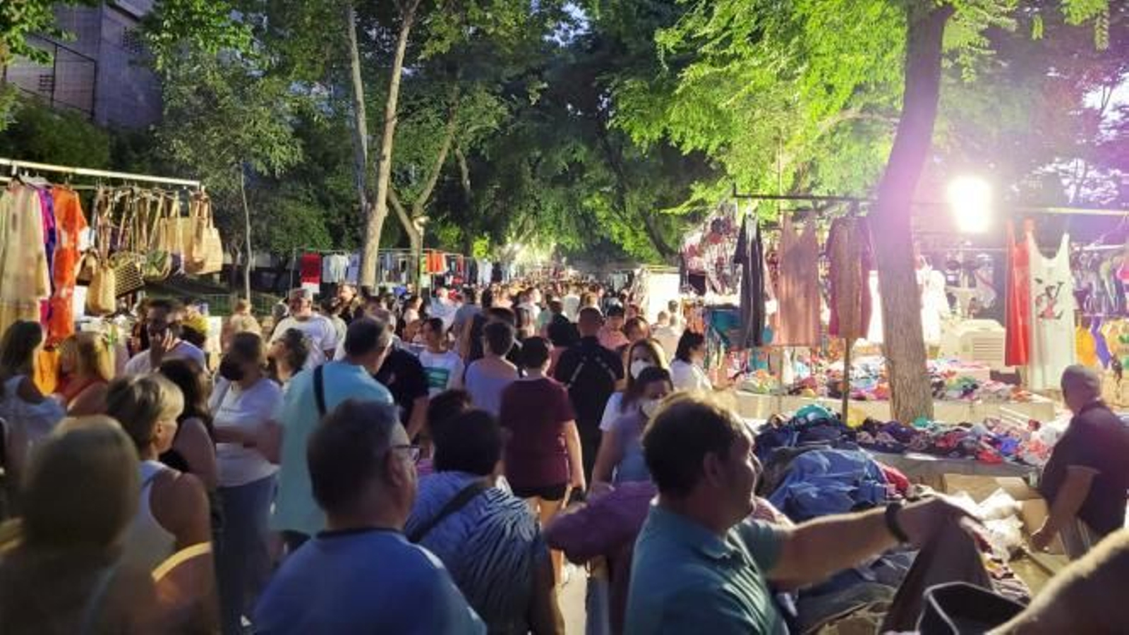 El Paseo de las Bicicletas durante el mercadillo nocturno de los martes.