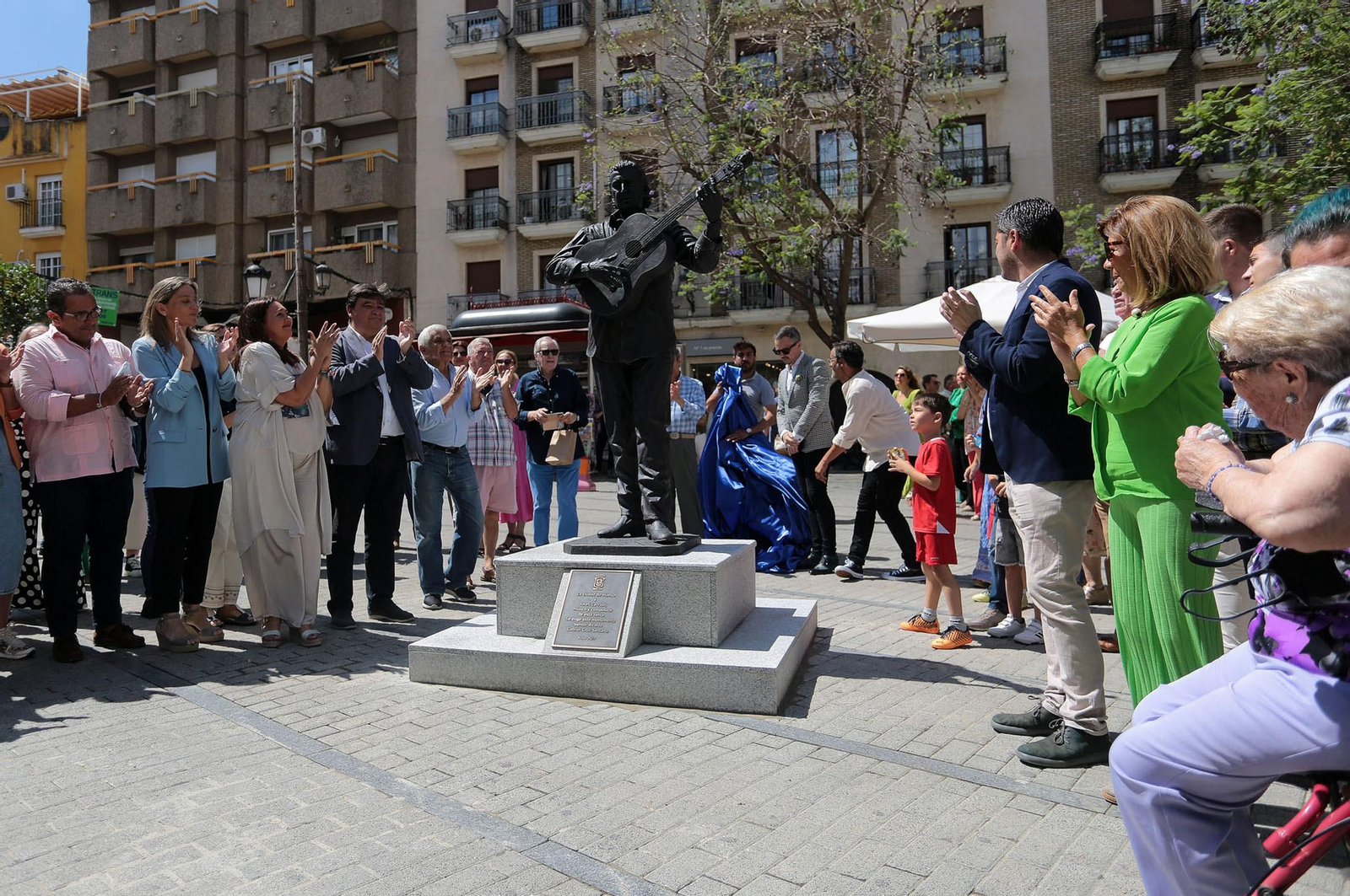 Imágenes del descubrimiento de la escultura en honor a Joseli Carrión