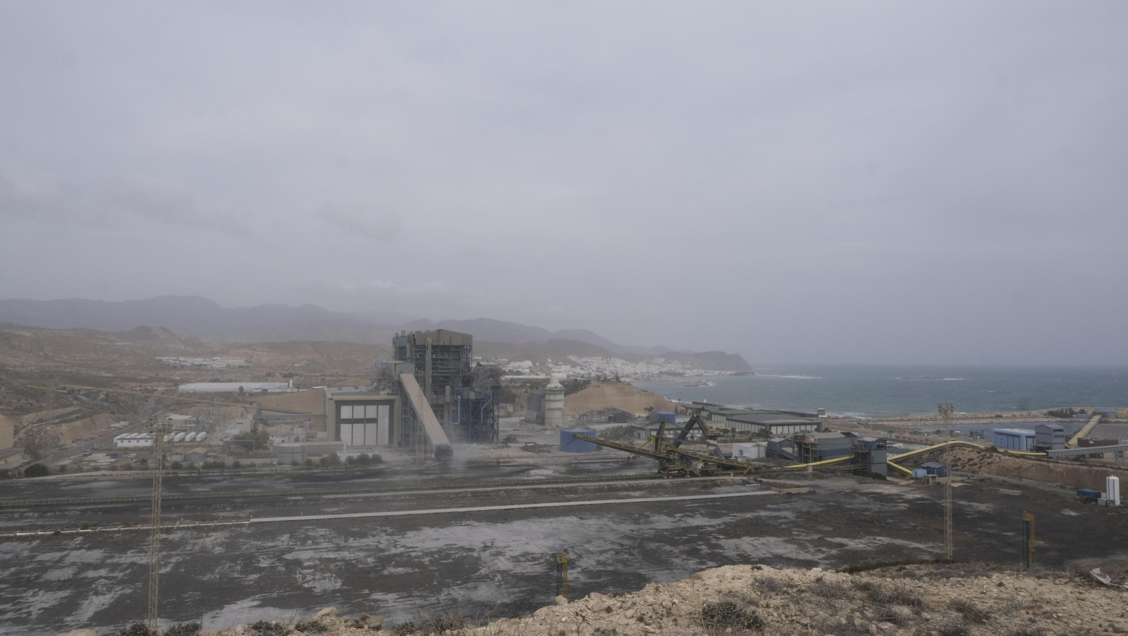 El derribo de la Torre Litoral de Endesa en Carboneras, en imágenes