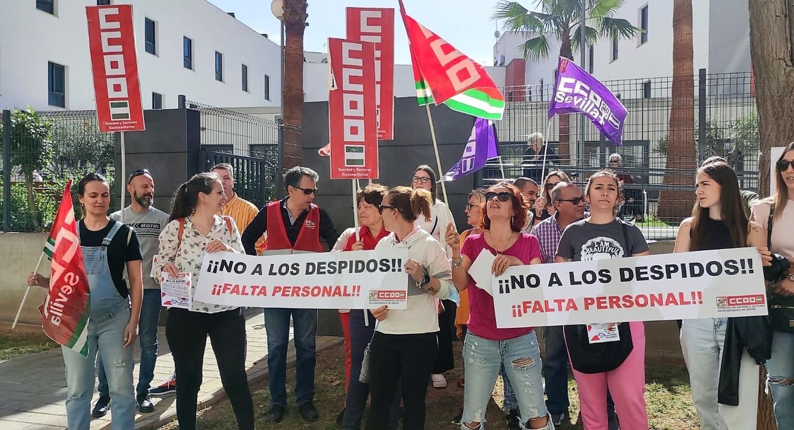 Protesta de CCOO en la puerta de la residencia de mayores de Vitalia Kansas City de Sevilla.