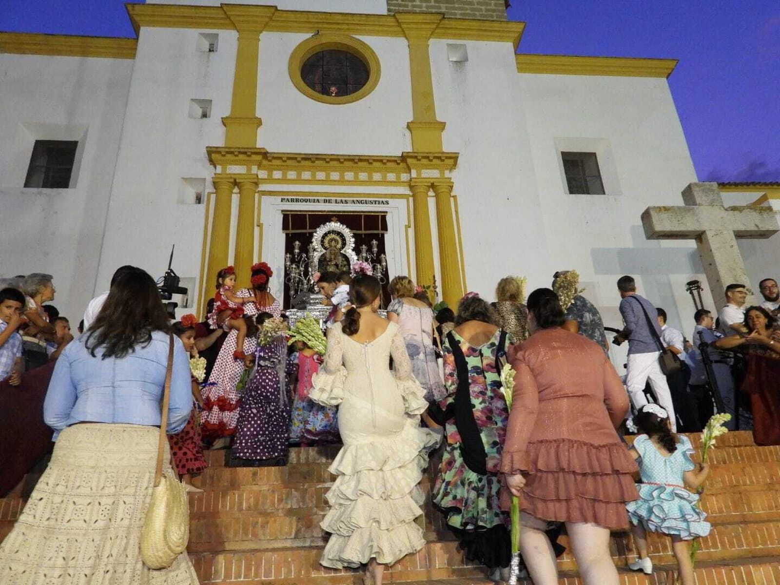 Ofrenda floral a la Patrona de Ayamonte a las puertas del templo.