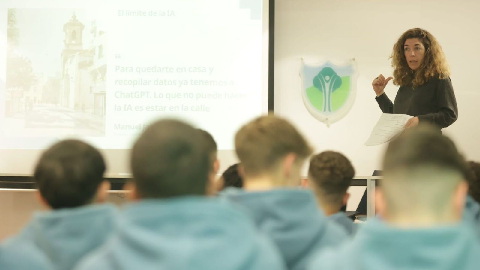 Gloria Sánchez-Grande, redactora de Europa Sur, durante su intervención ante los alumnos de 4º de ESO en el salón de actos del Colegio Los Pinos, dentro de las Jornadas de Orientación Vocacional celebradas este martes en Algeciras.