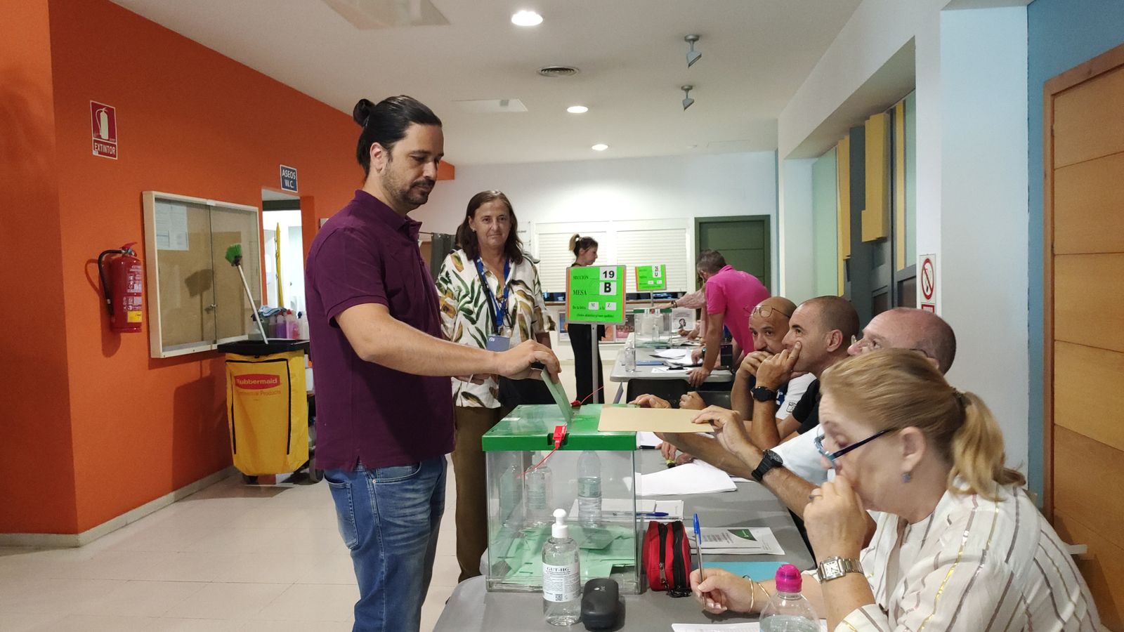 Piña ejerce su derecho al voto.