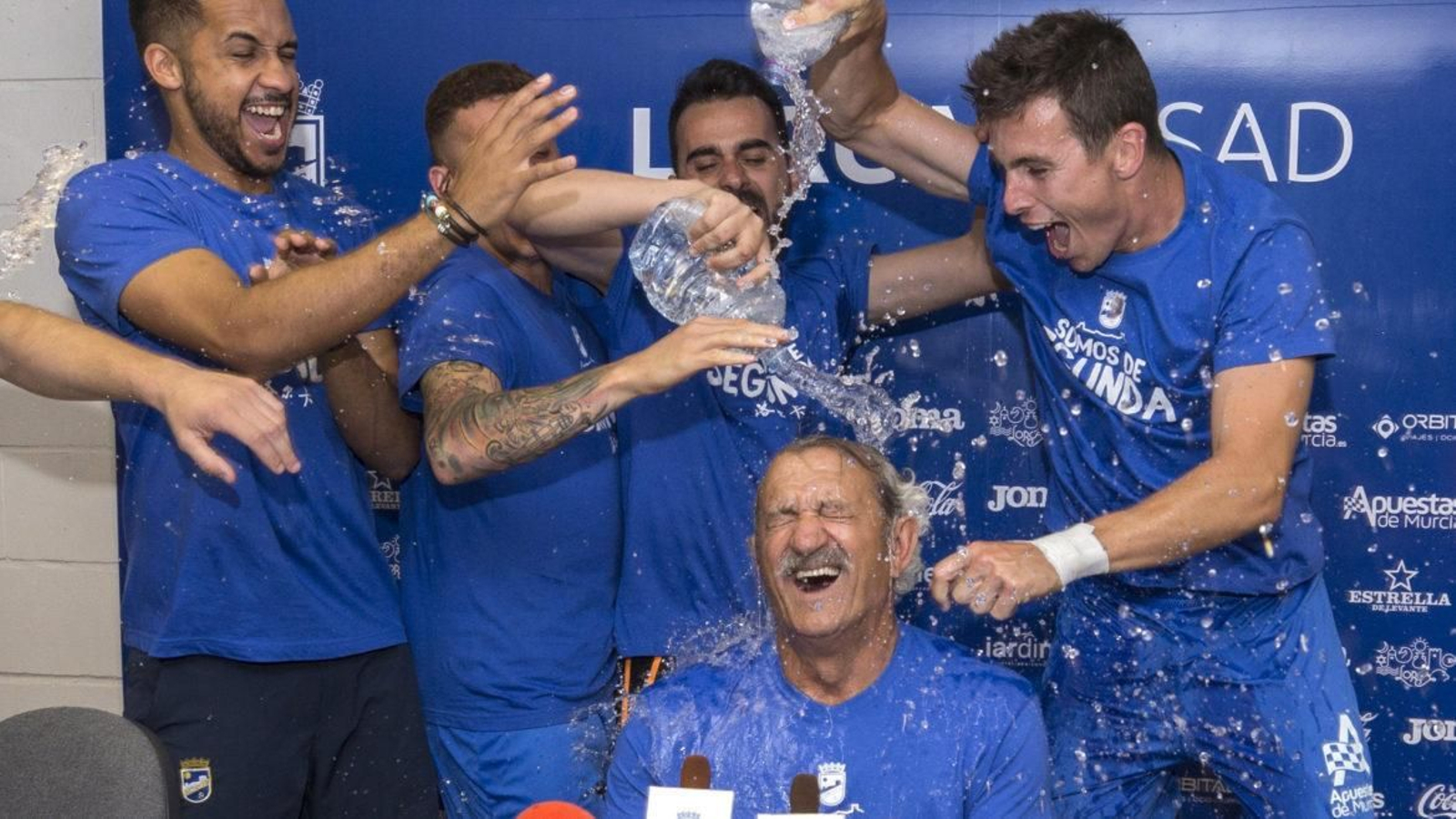 Baño de los jugadores a Vidal en la sala de prensa del Artés Carrasco, después de conseguir el ascenso.