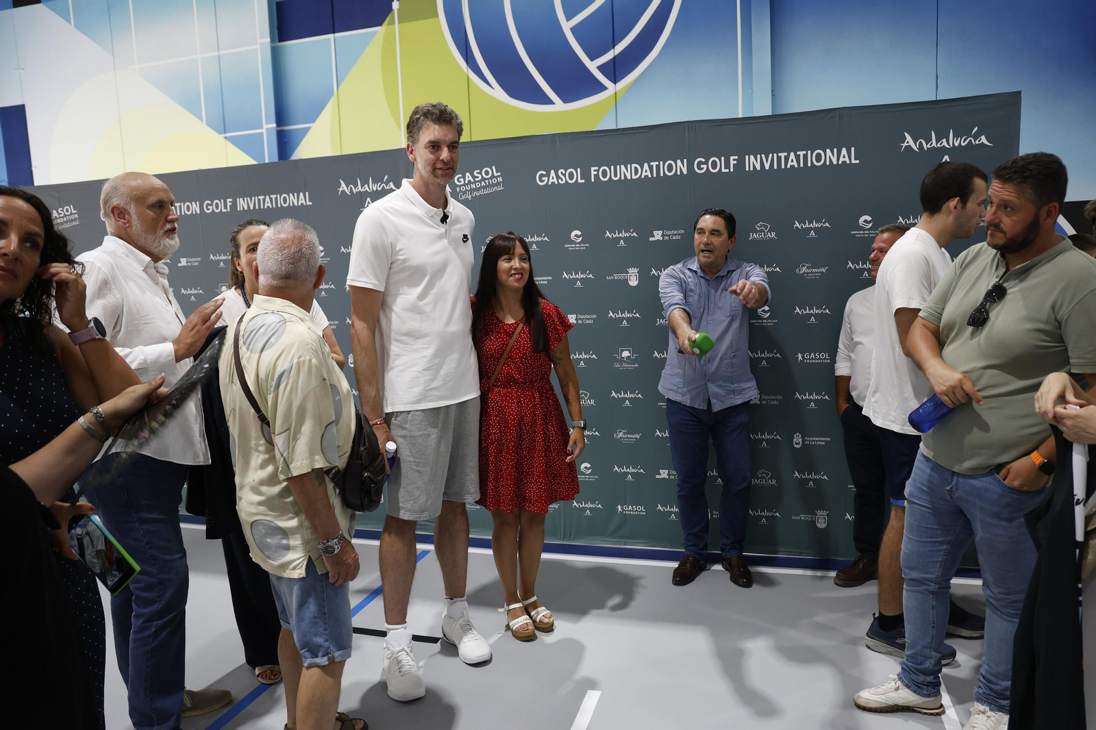 fotos de la inauguración con Pau Gasol del nuevo pabellón deportivo de Punto Ribot en La Línea