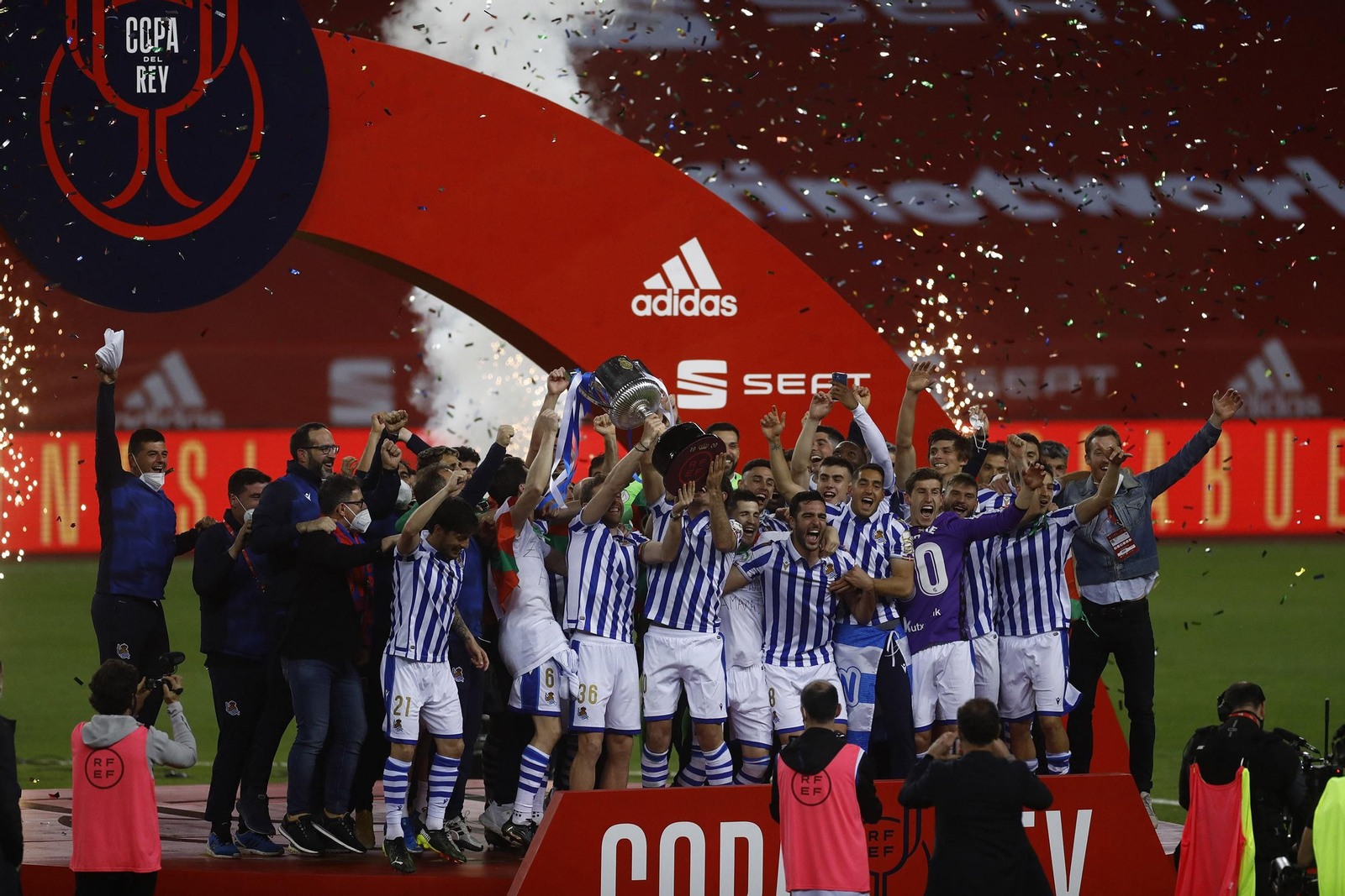 Los jugadores de la Real Sociedad festejan el título de Copa en el Estadio de la Cartuja.