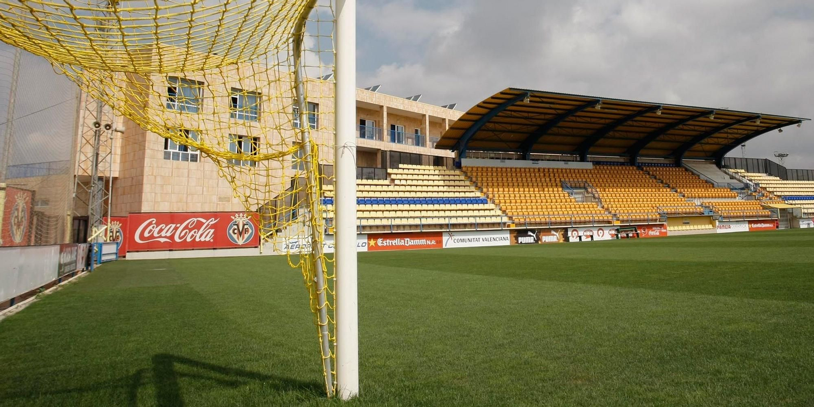 Una imagen del miniestadio del Villarreal, con un terreno de juego de césped híbrido.