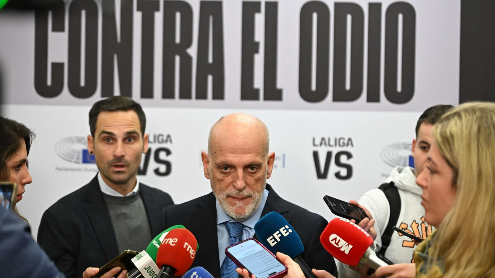 Javier Tebas se dirige a los medios durante la jornada 'La fuerza de todos contra el odio'.