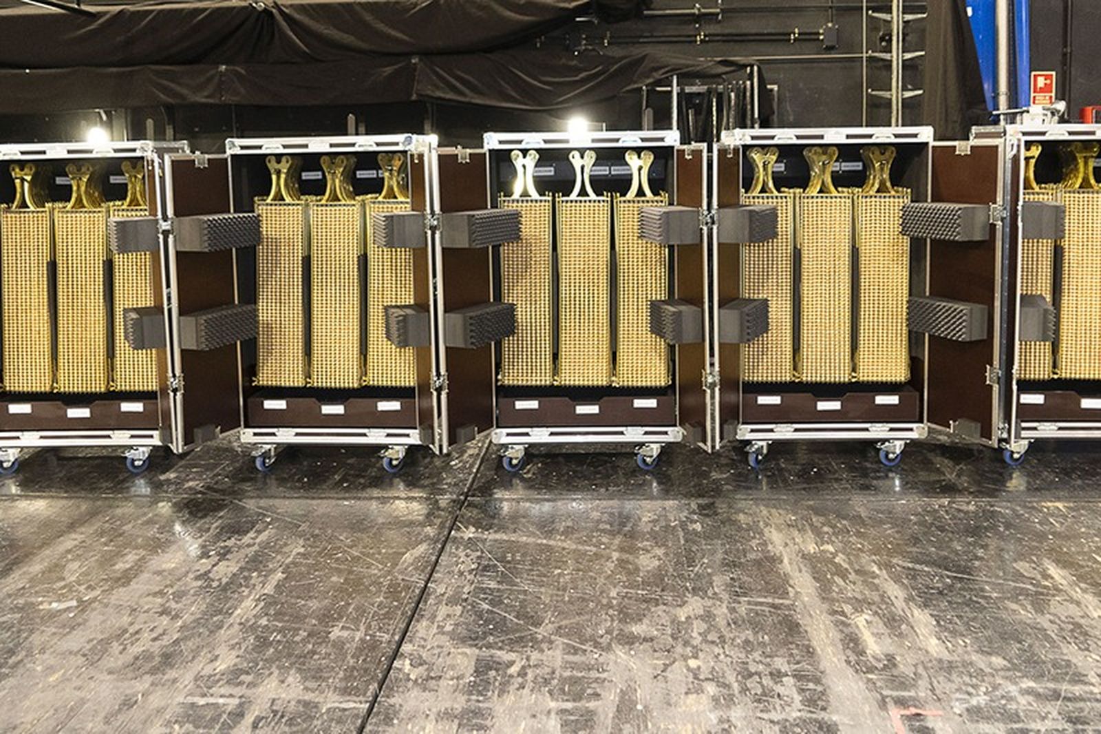 Las tablas con las bolas de la Lotería de Navidad expuestas para su comprobación.