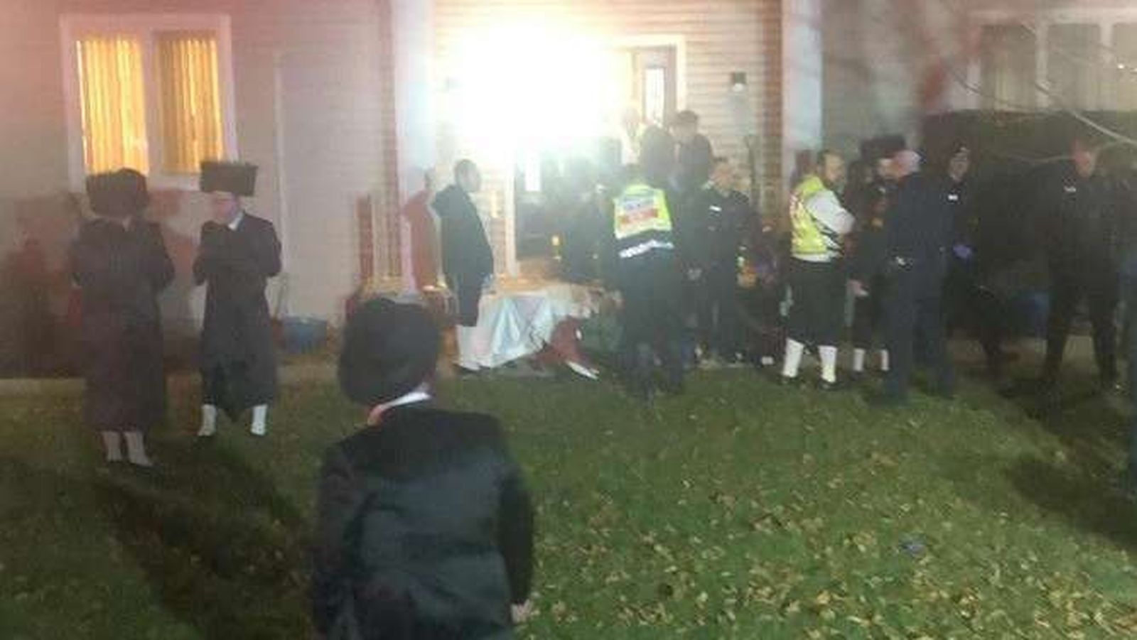 Varios asistentes a la celebración judía interrumpida por un atacante en Nueva York.