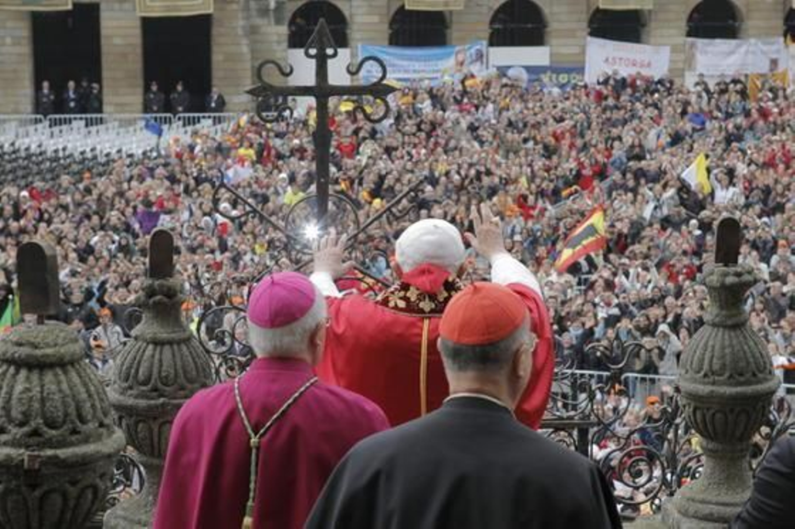 El papa Benedicto XVI realizó su primera parada en España en Santiago de Compostela. 

Foto: EFE