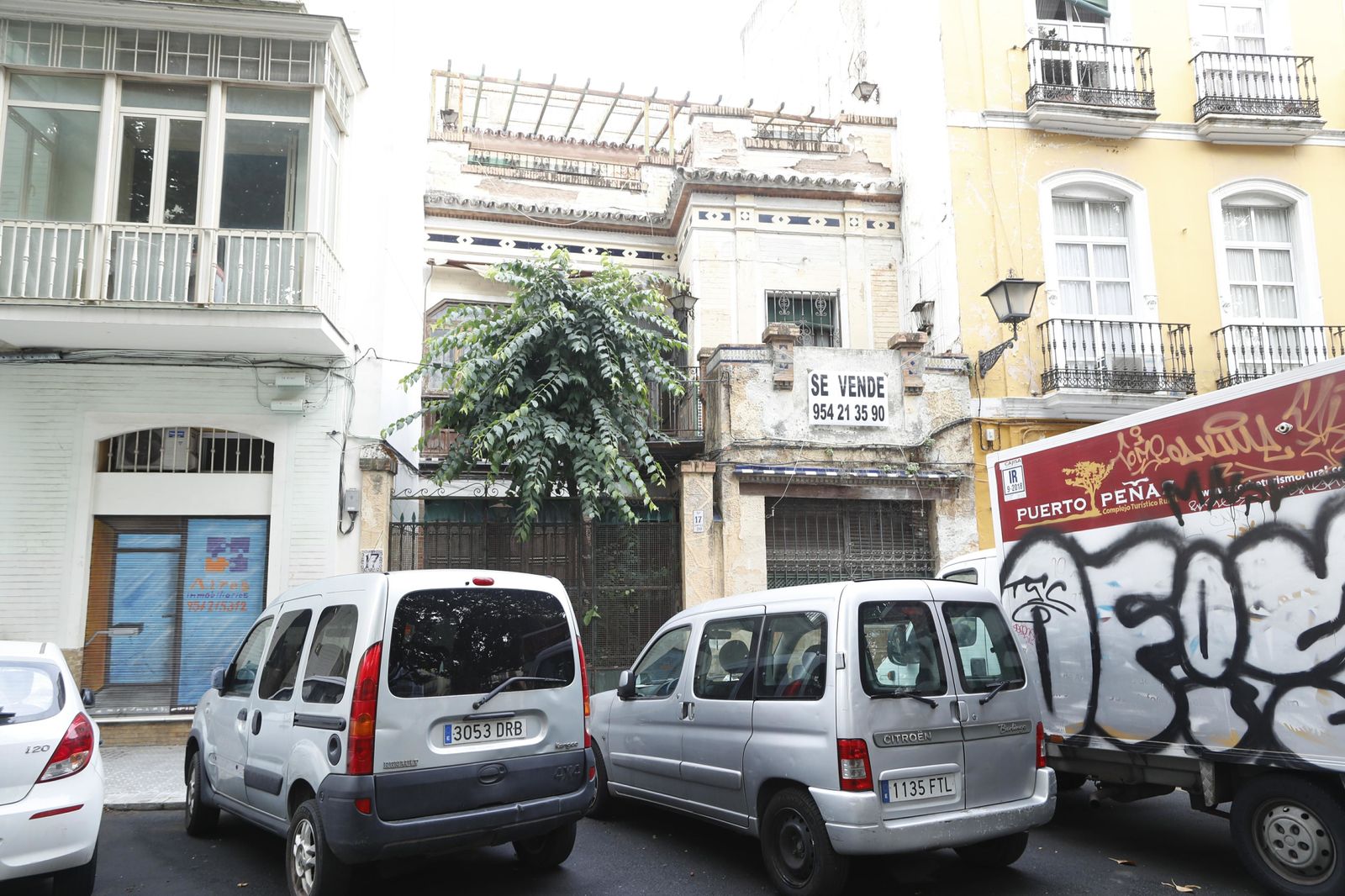 El inmueble se encuentra en el número 17 de la Plaza Cristo de Burgos.