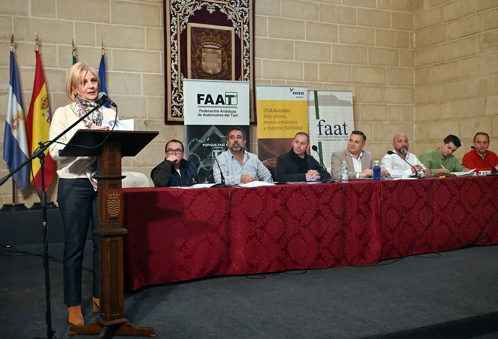 La alcaldesa de Jerez, María José García-Pelayo, interviniendo en la asamblea de la Federación Andaluza de Autónomos del Taxi (FAAT) en Jerez