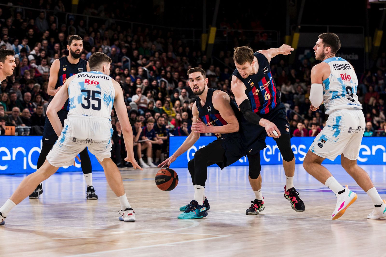 Satoransky y Vésely, en un partido.