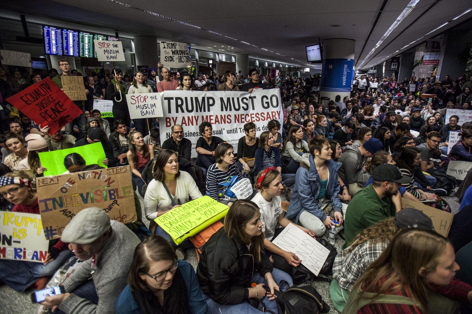 Protesta ciudadana ayer en el interior del aeropuerto de San Francisco.