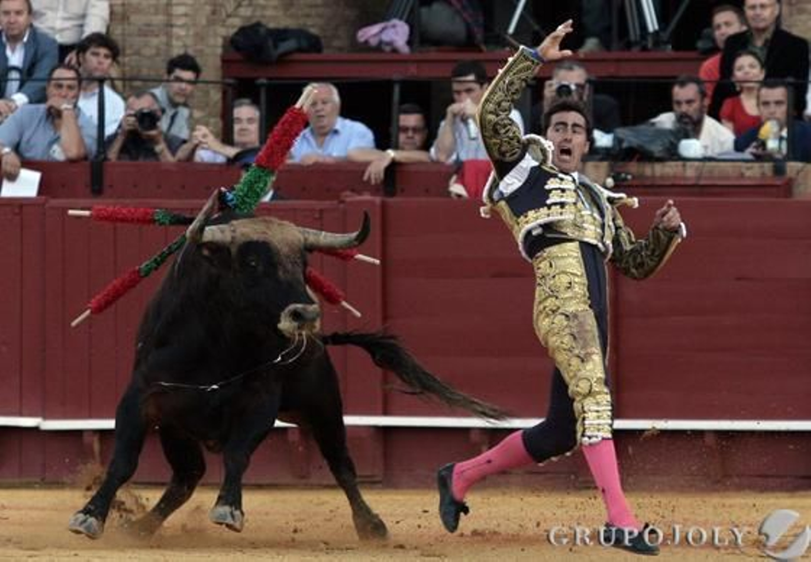 El Fandi pone banderillas al tercer astado de la tarde.

Foto: Juan Carlos Munoz
