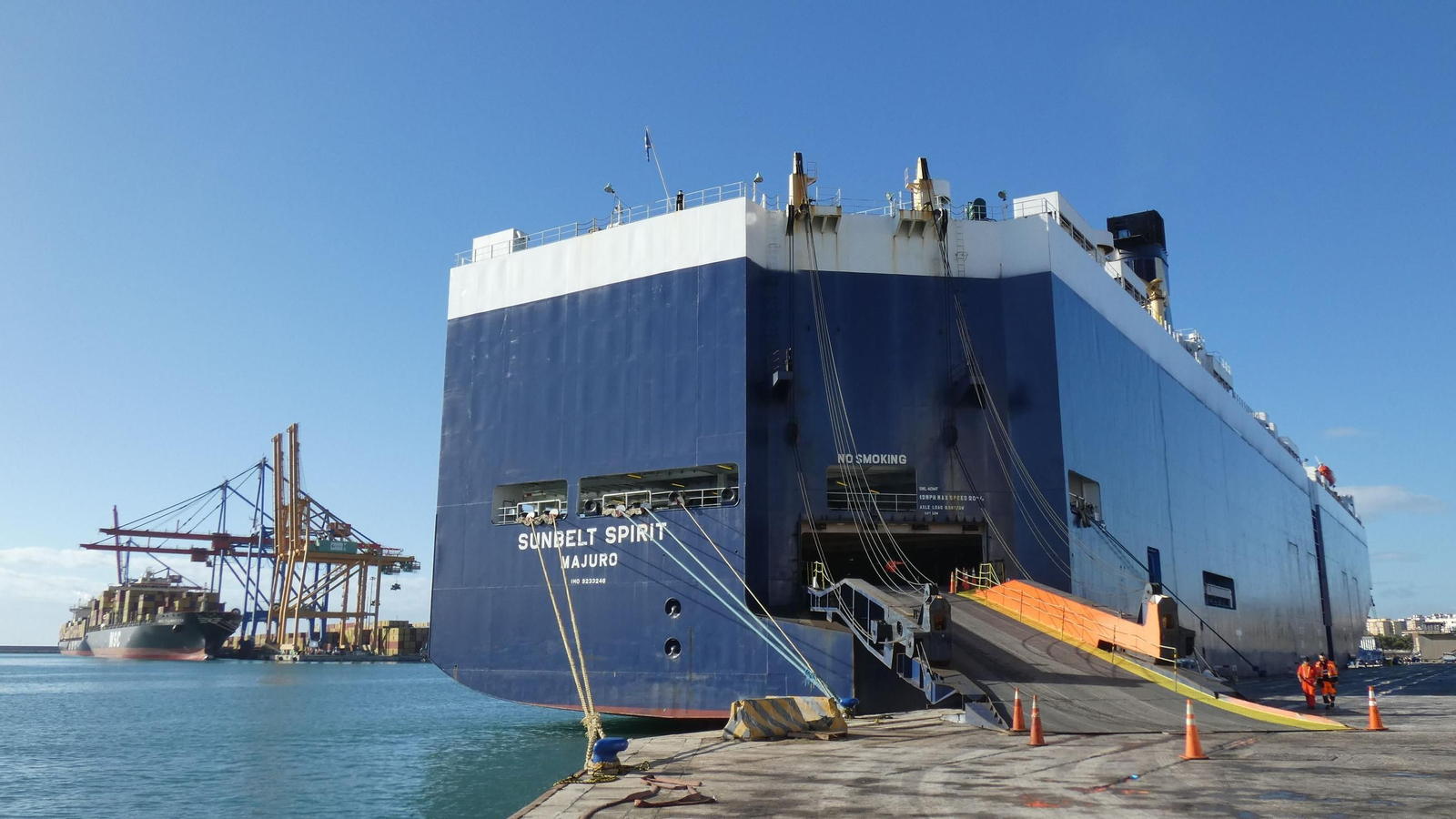 Muelles malagueños en plena actividad. 
